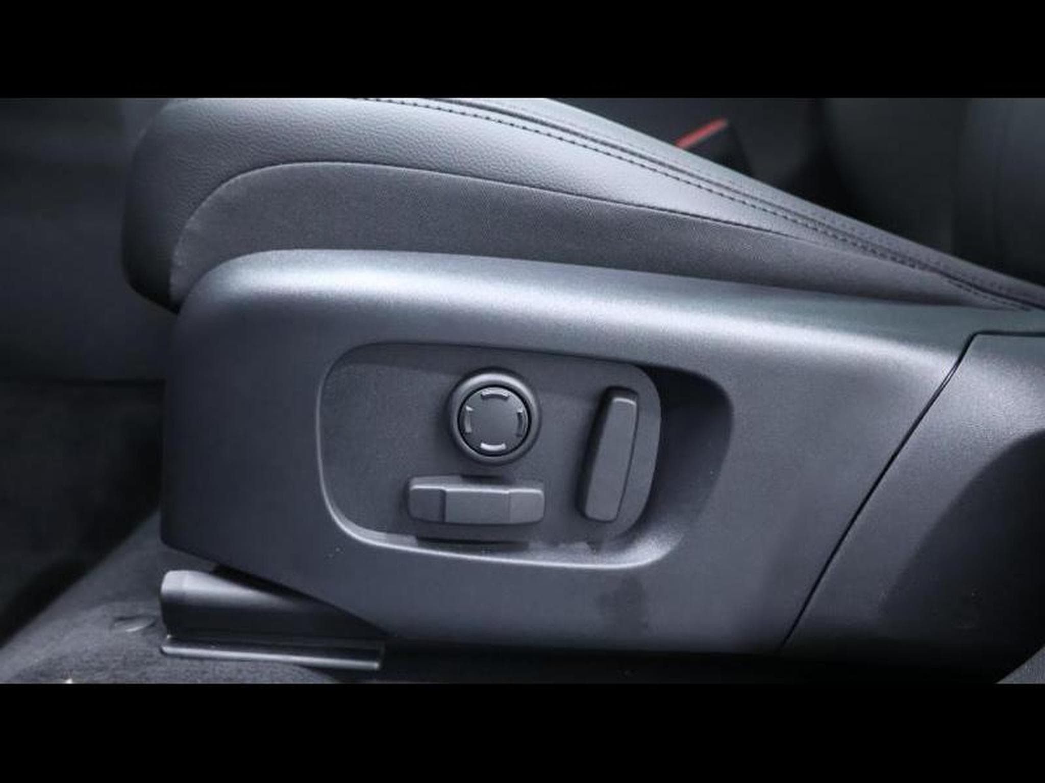 Land-Rover Range Rover Evoque D165 (2026) - Photo 28