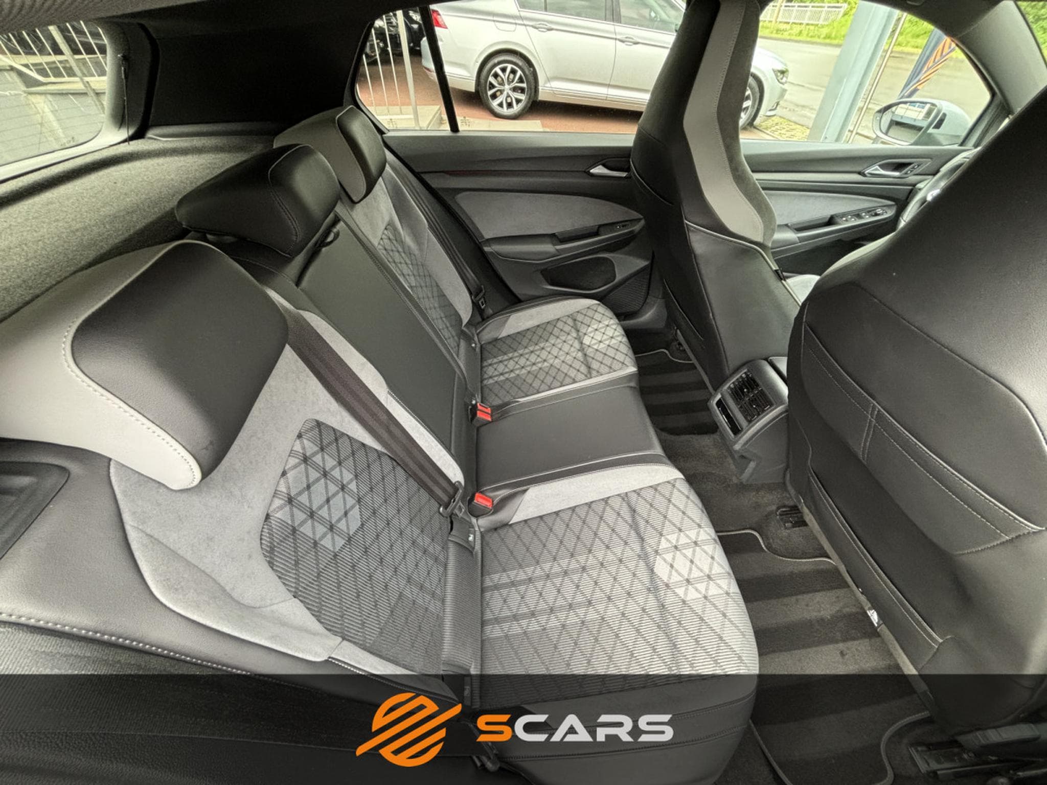 VW Golf 1.5 eTsi DSG 150cv R-Line (2023) - Foto 10
