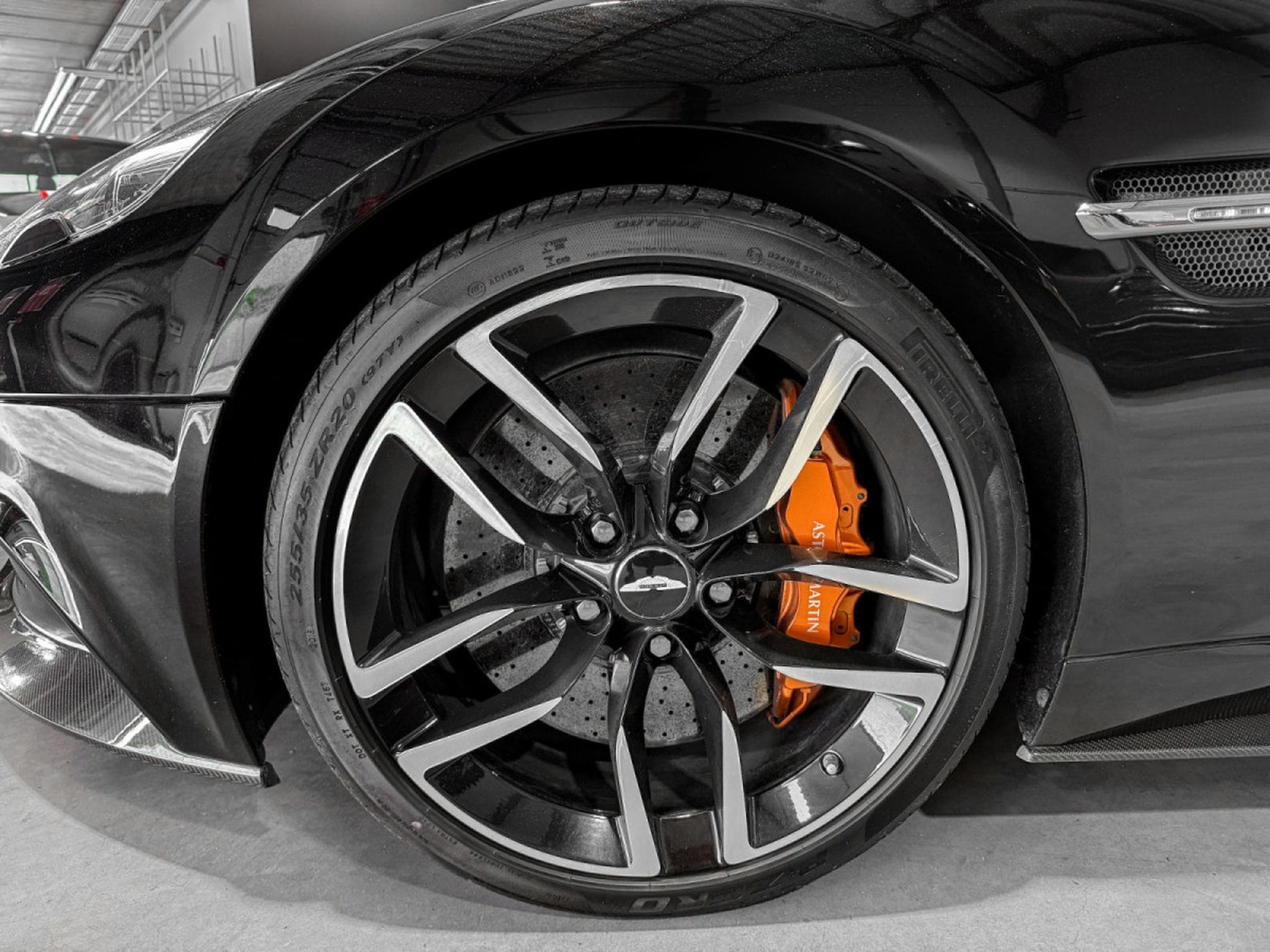 Aston-Martin Vanquish V12 VANQUISH/ KERAMIK/CARBON/BANG&OLUFSEN/20° (2017) - Photo 13
