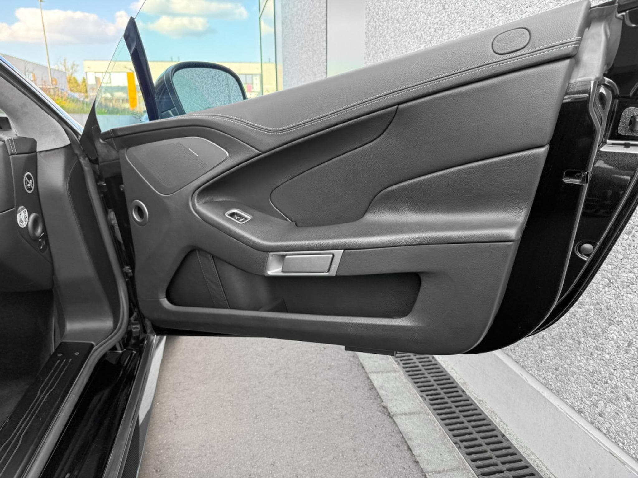 Aston-Martin Vanquish V12 VANQUISH/ KERAMIK/CARBON/BANG&OLUFSEN/20° (2017) - Photo 17