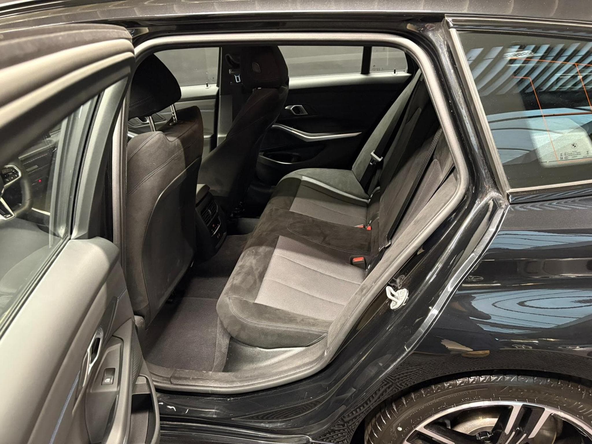 BMW 330 M-Sport Touring xDrive auto (2024) - Photo 14