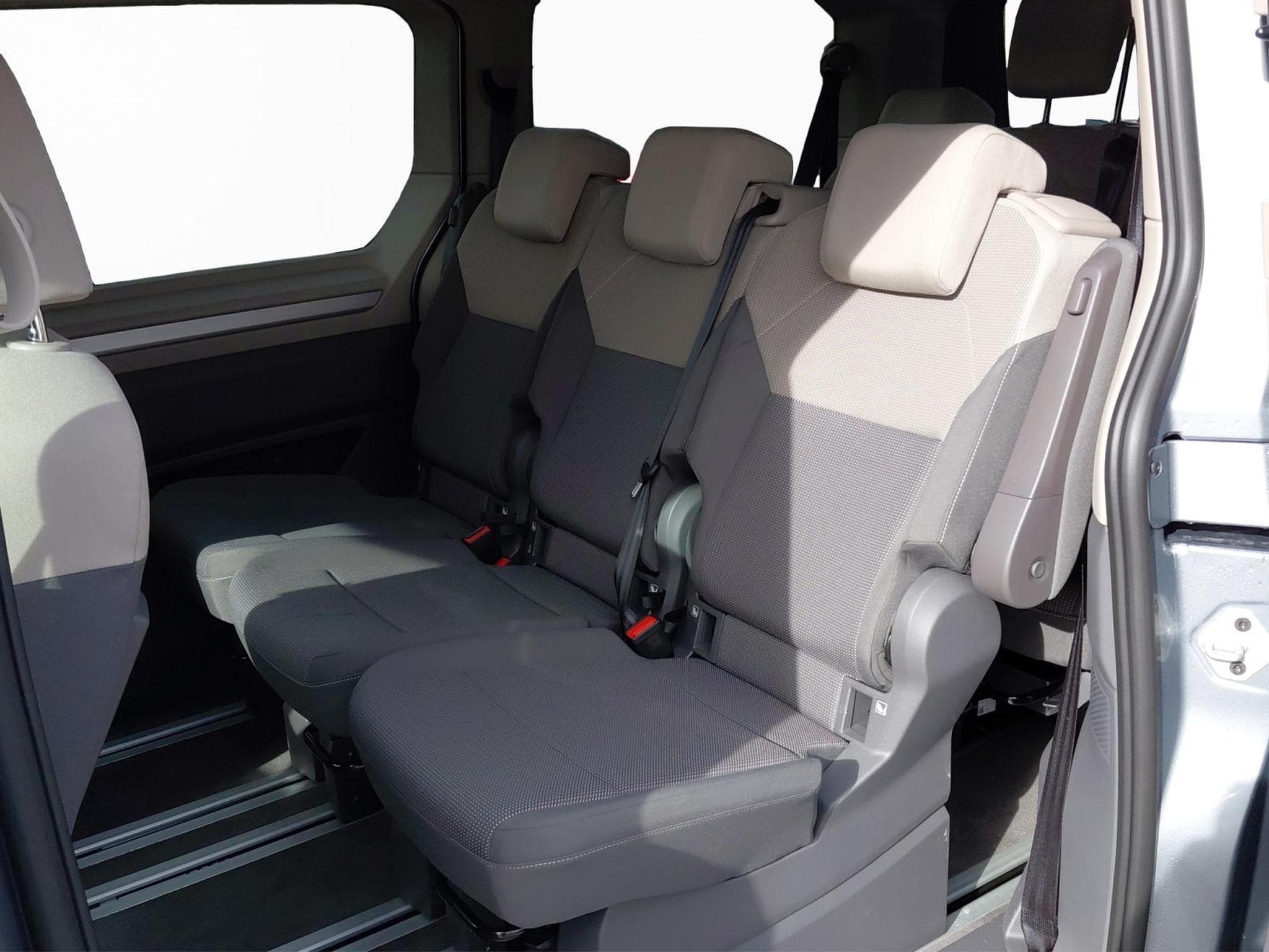 VW Multivan Life (2026) - Photo 15
