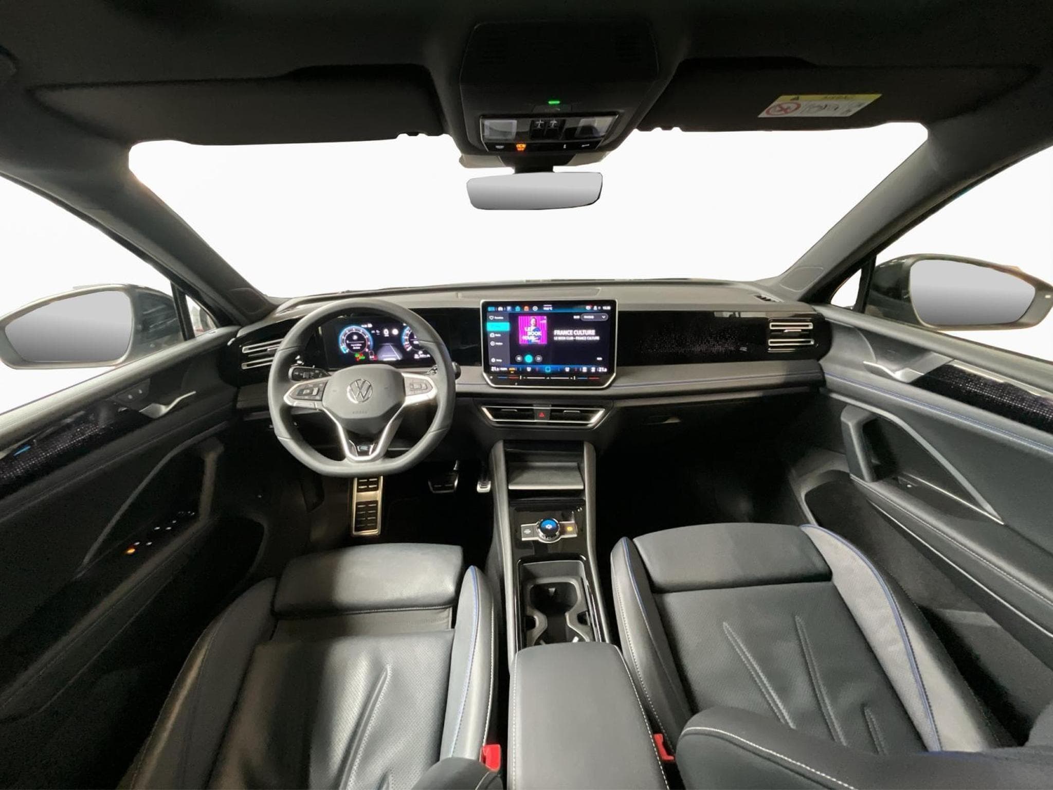 VW Tiguan R-Line+DSG+Black-Style+Pano (2025) - Photo 2