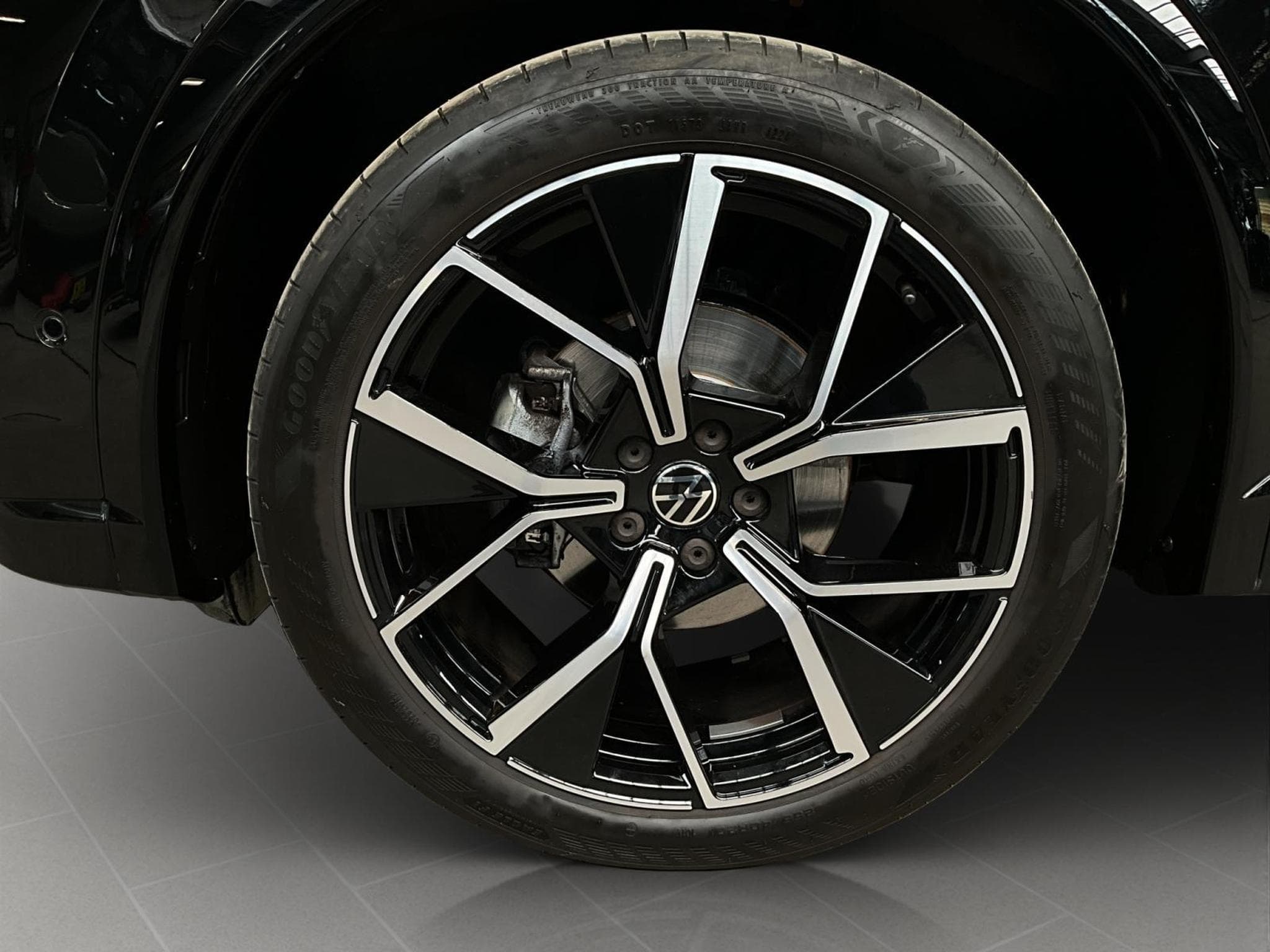VW Tiguan R-Line+DSG+Black-Style+Pano (2025) - Photo 8