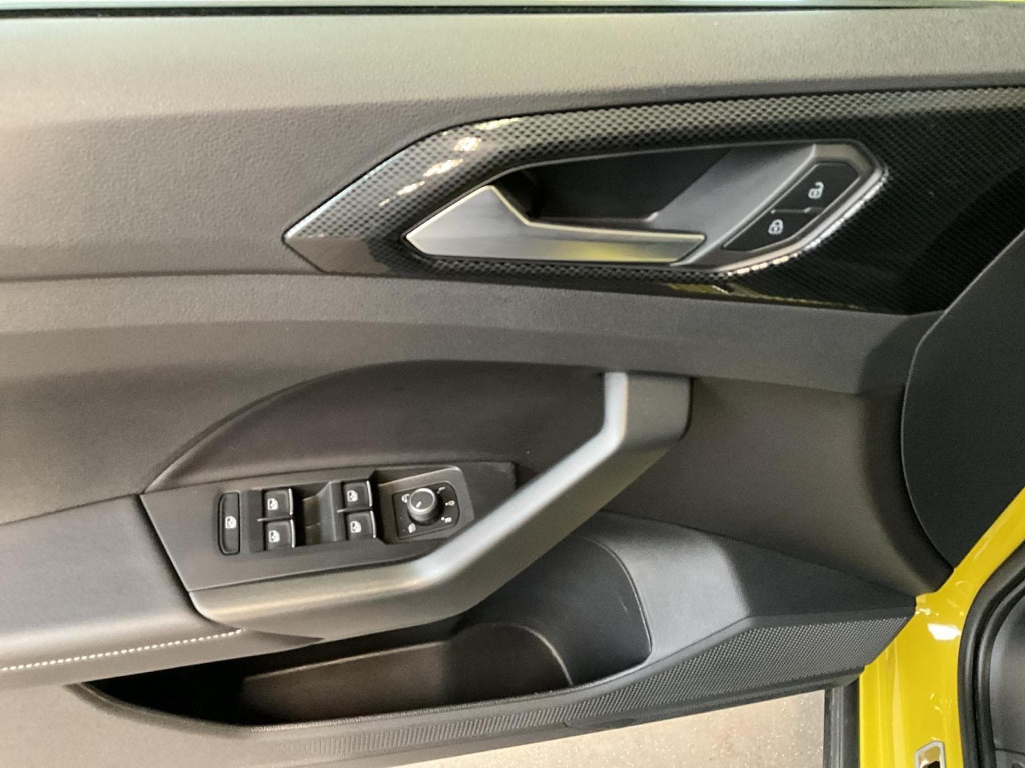 VW T-Cross R-Line+DSG+Beats+LM18+AHK+Rear-View (2024) - Photo 10