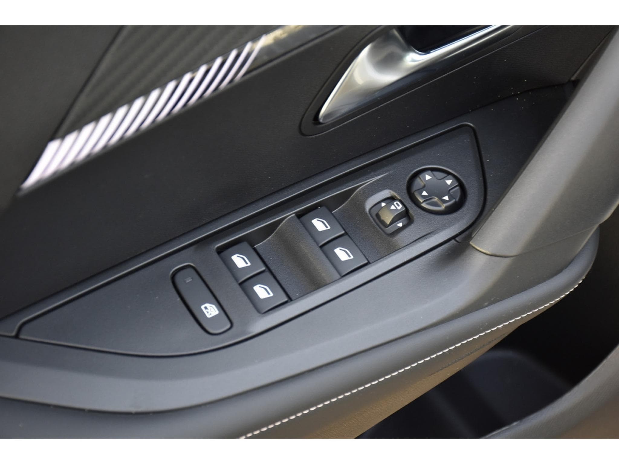 Peugeot 2008 1.2 PureTech Allure ACC GPS LANE SIDE REGUL CAM 360 1° MAIN (2025) - Photo 22