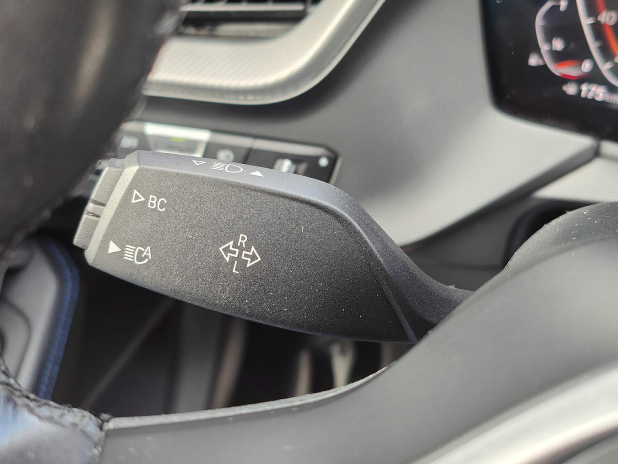 BMW 120 120iA SDRIVE PACK M GPS CARPLAY SIEGES CHAUFFANTS ECLAIRAGE (2021) - Photo 17