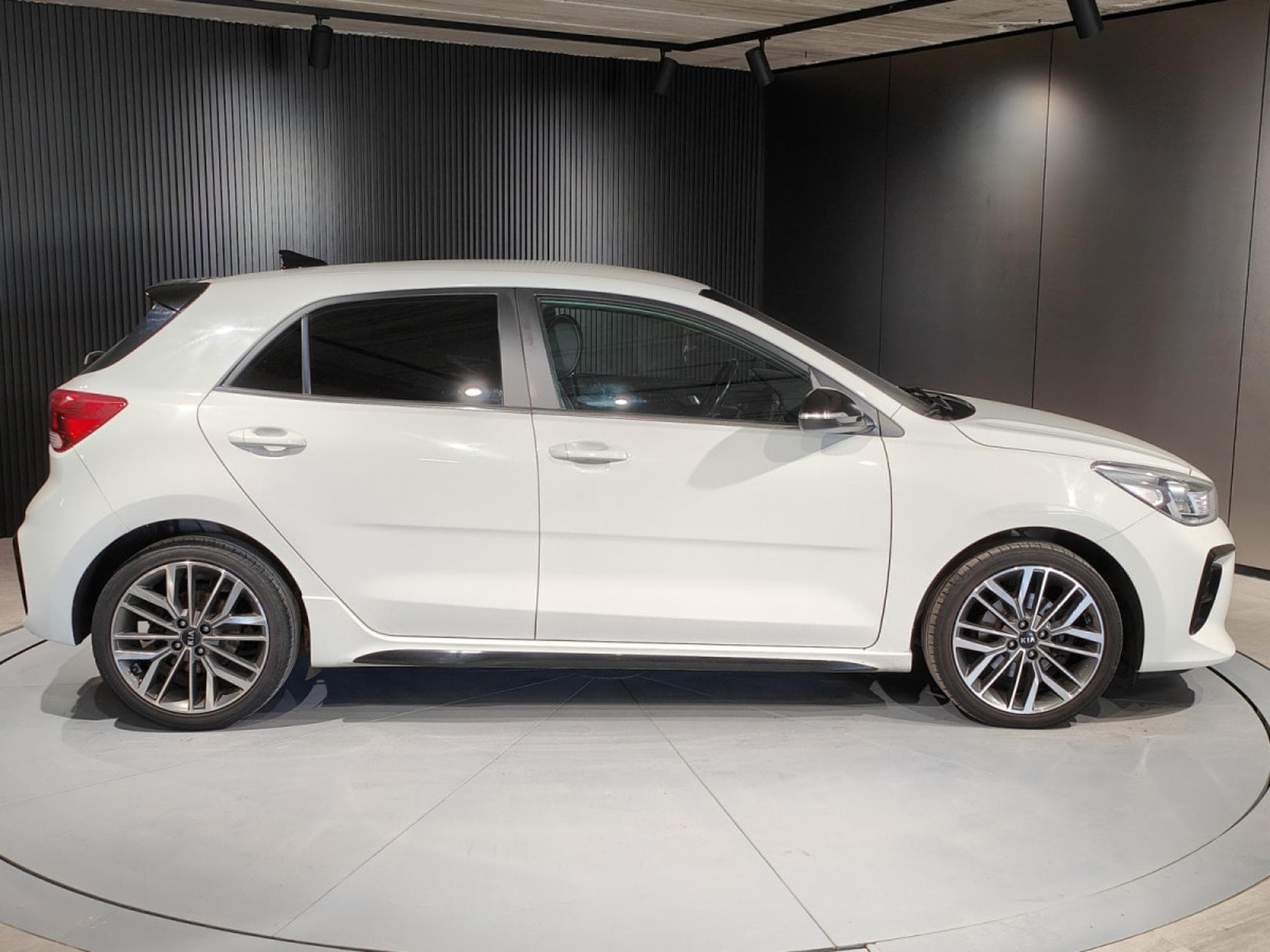 Kia Rio 1.0 T-GDI GT-LINE CLIM SIEGES + VOLANT CHAUFF CARPLAY (2019) - Foto 2