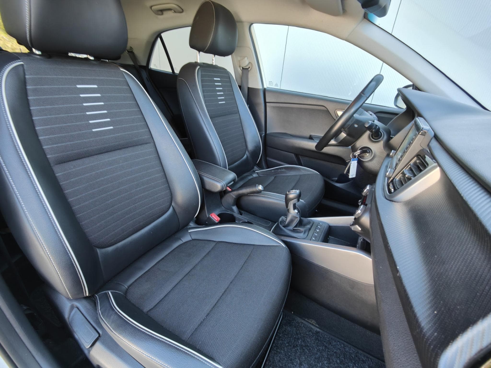 Kia Rio 1.0 T-GDI GT-LINE CLIM SIEGES + VOLANT CHAUFF CARPLAY (2019) - Foto 7