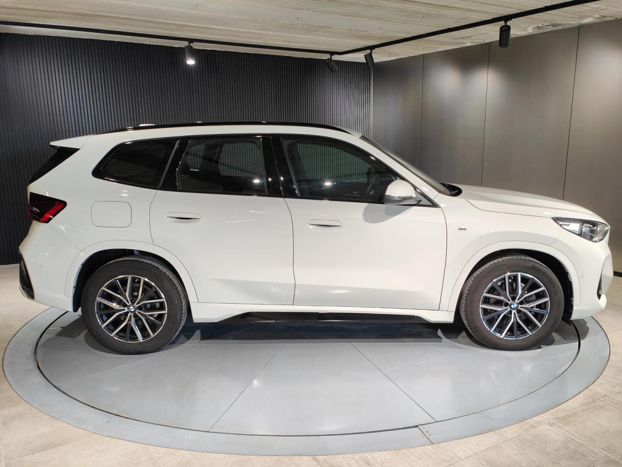 BMW X1 X1 sDrive18d PACK M CAMERA GPS CARPLAY (2025) - Photo 2