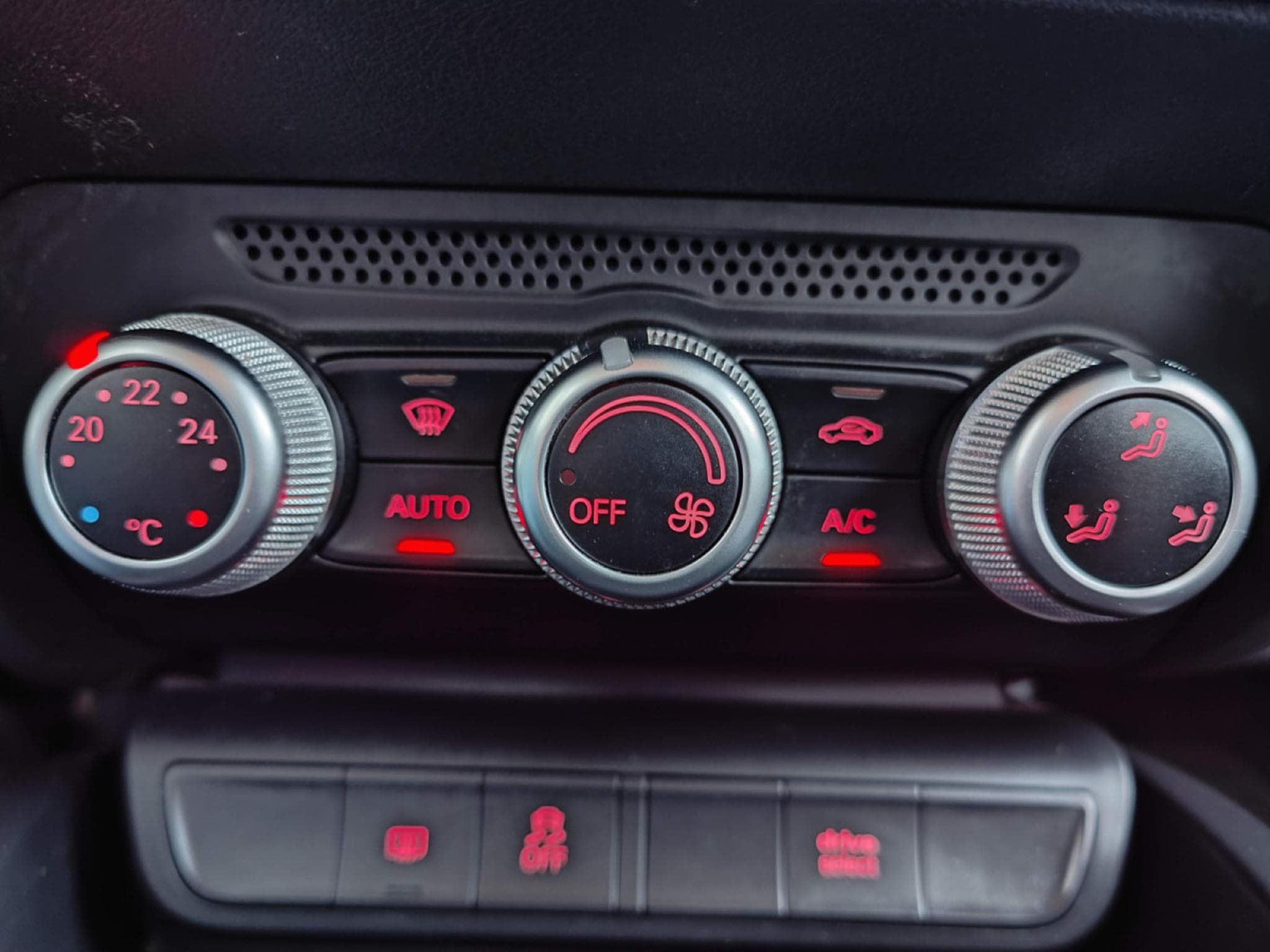 Audi A1 1.6 TDI SPORTBACK GPS BLUETOOTH CLIM AUTO APS AR (2015) - Photo 24