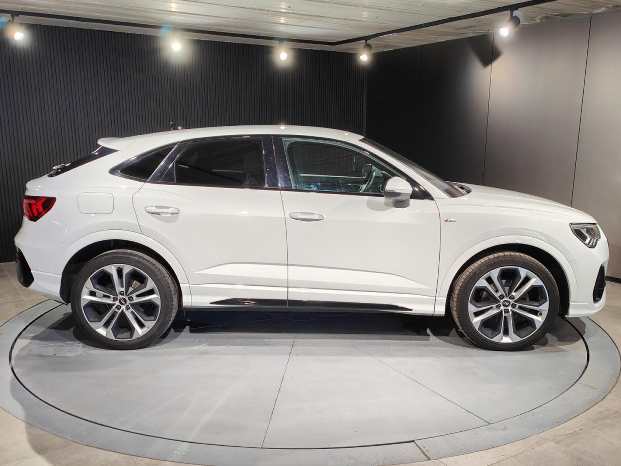 Audi Q3 SPORTBACK 35 TDI S-TRONIC S LINE CAMERA CUIR CARPLAY SIEGES (2021) - Photo 2