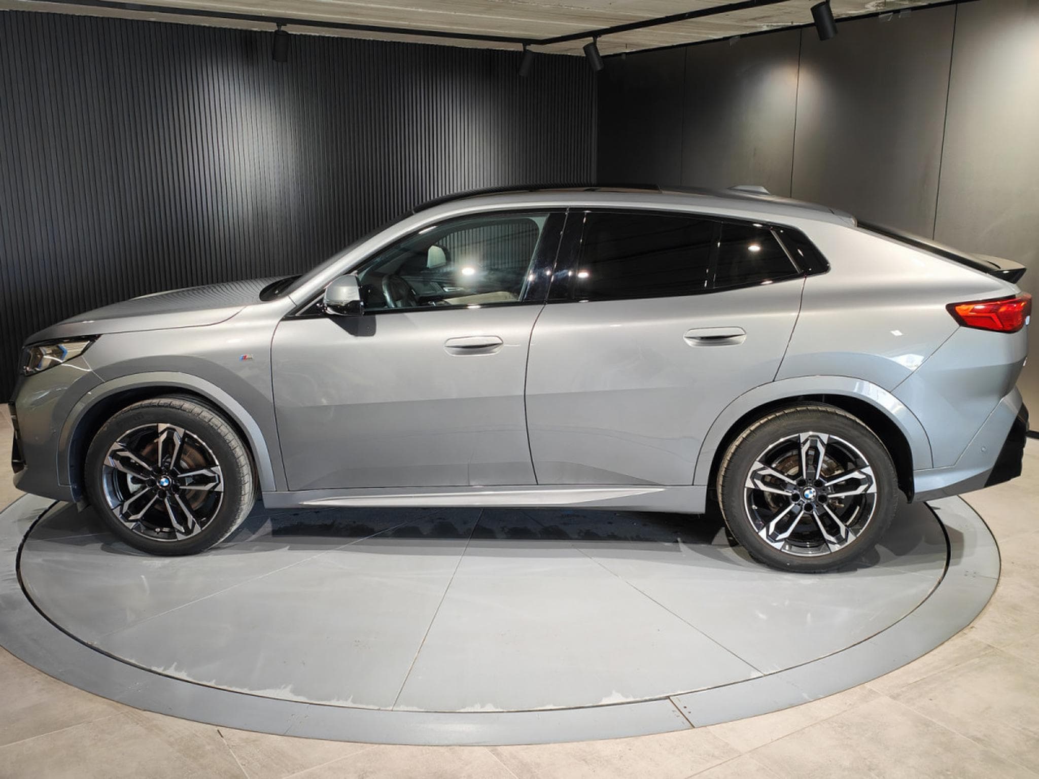 BMW X2 SDRIVE20i PACK M CARPLAY GPS CAMERA 360 TOIT PANO (2024) - Photo 5