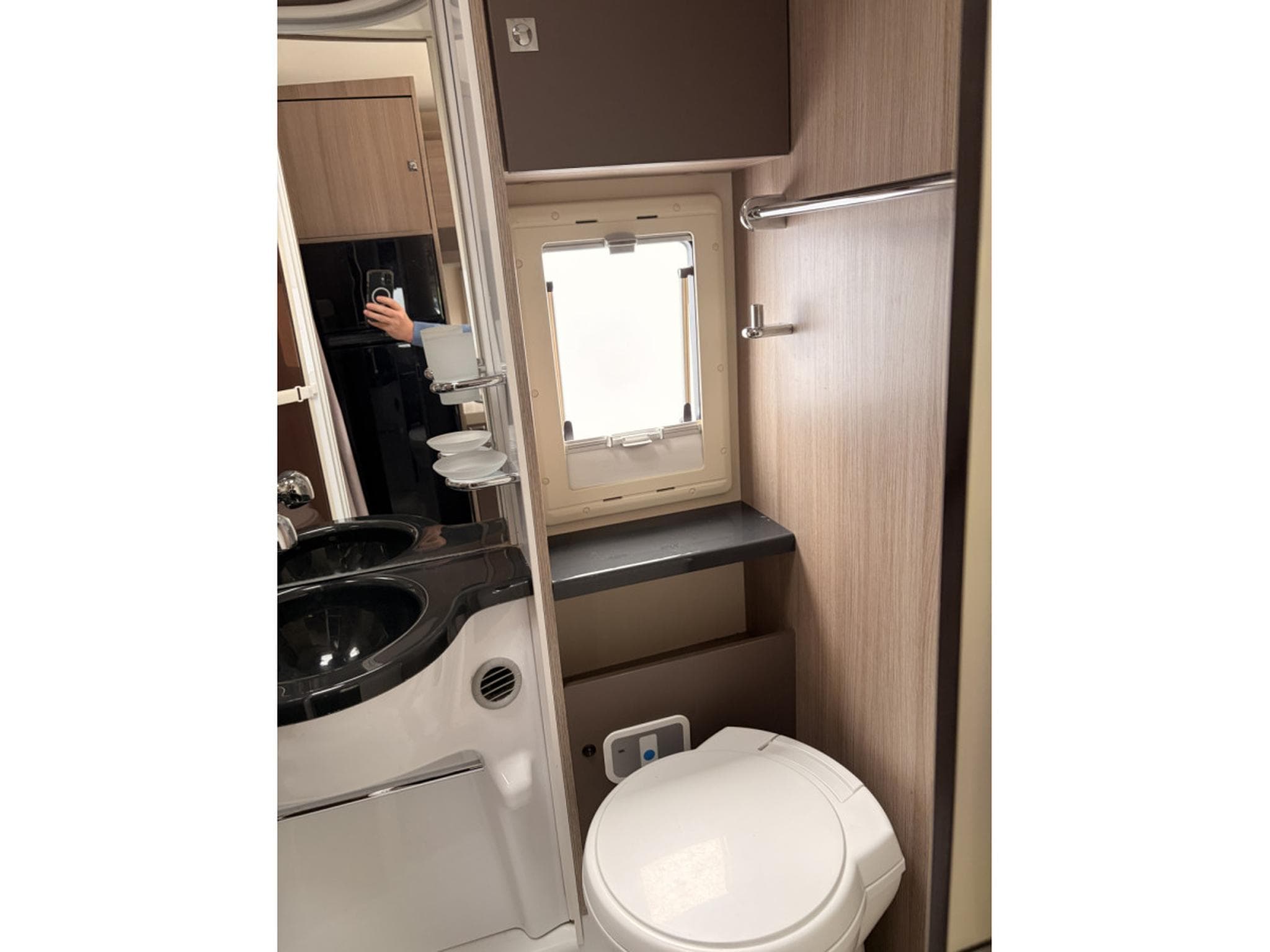 Chausson C646 Flash Ford 2.2 Diesel 6 bed (2016) - Photo 14