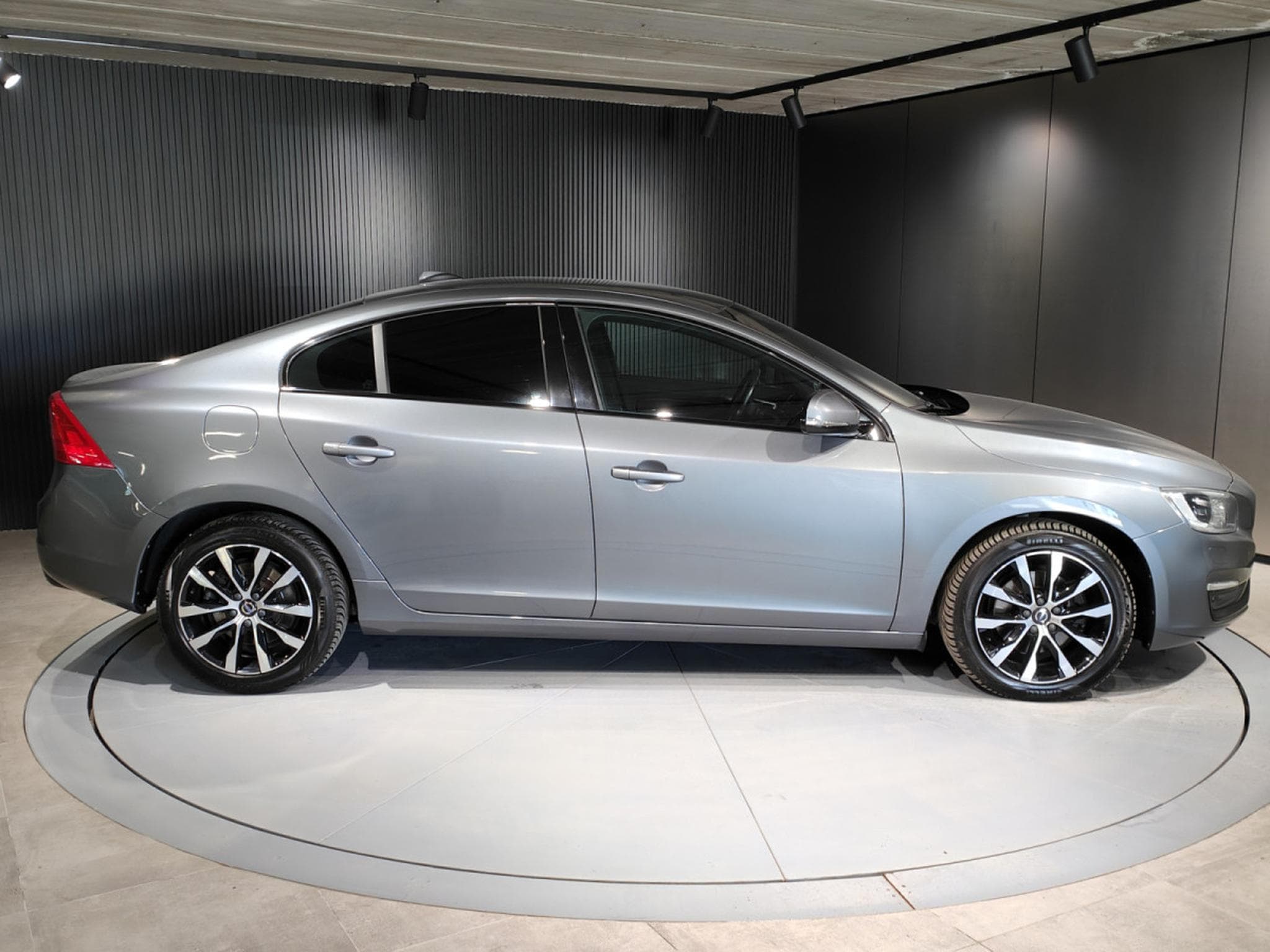 Volvo S60 S60 D2 BOITE AUTO GPS CAMERA SIEGES + VOLANT CHAUFF (2018) - Foto 2