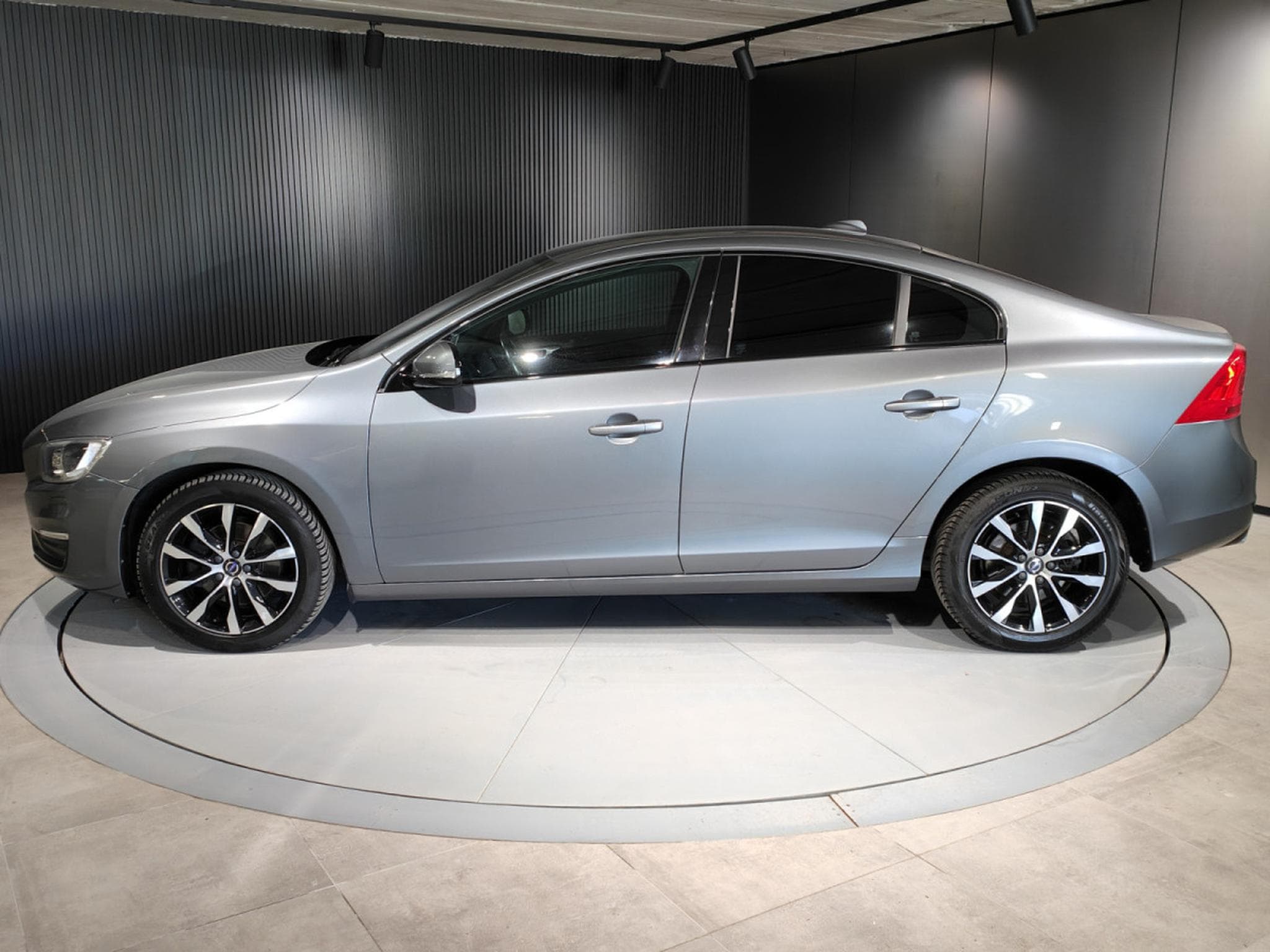 Volvo S60 S60 D2 BOITE AUTO GPS CAMERA SIEGES + VOLANT CHAUFF (2018) - Foto 5
