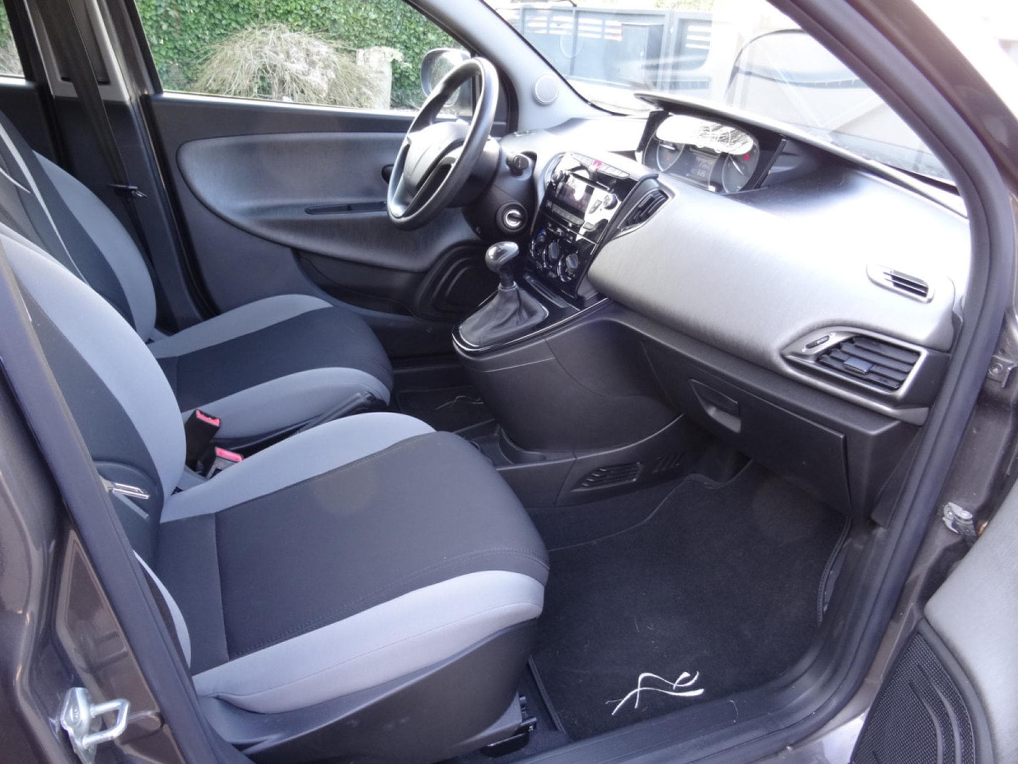 Lancia Ypsilon 0.9 Automatique (2013) - Photo 12
