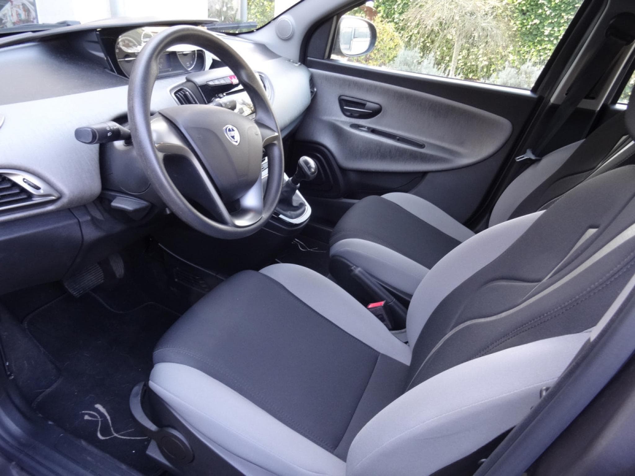 Lancia Ypsilon 0.9 Automatique (2013) - Photo 13