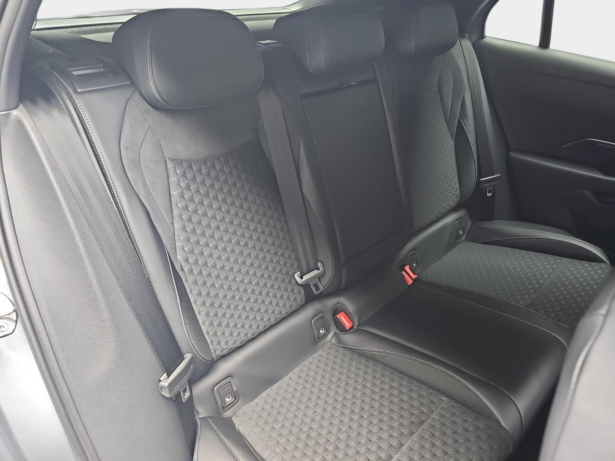 VW T-Roc 1.5 eTSi 150 DSG R-Line (2026) - Photo 16