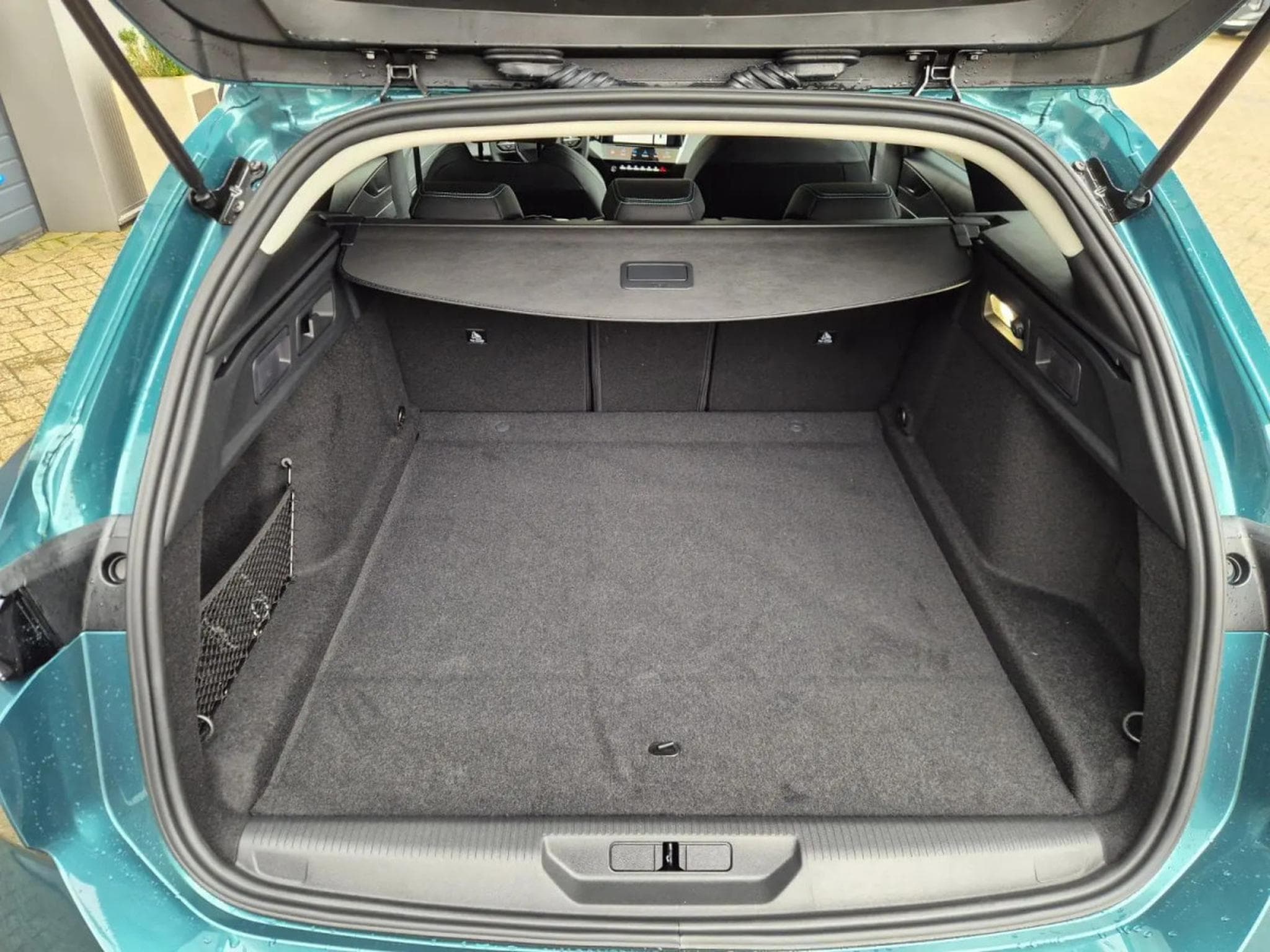 Peugeot 308 1.2 PureTrch 145 EAT8 ALLURE (2026) - Photo 24