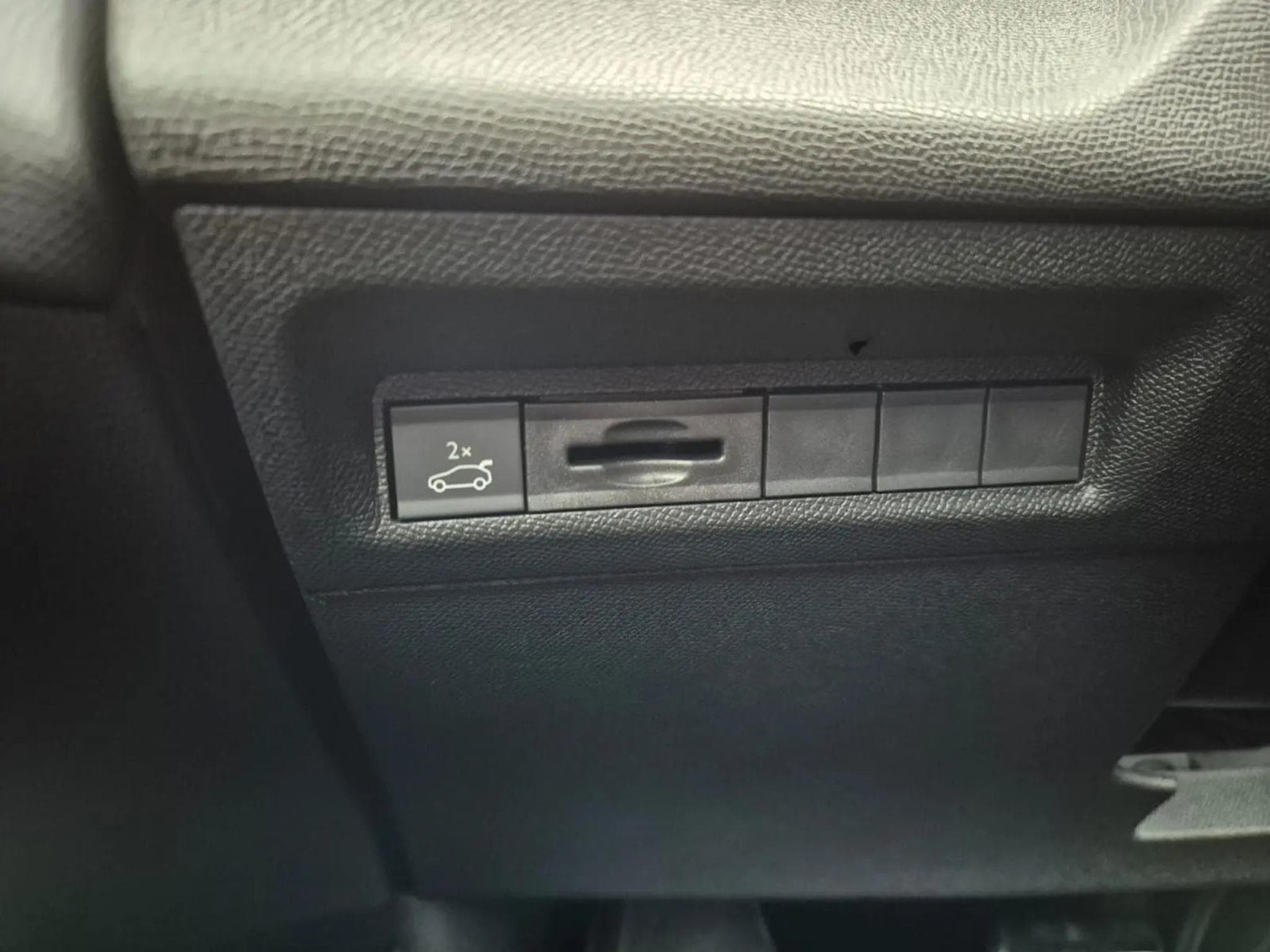 Peugeot 308 1.2 Hybrid e-DSC6 145 GT Exclusive (2026) - Photo 16