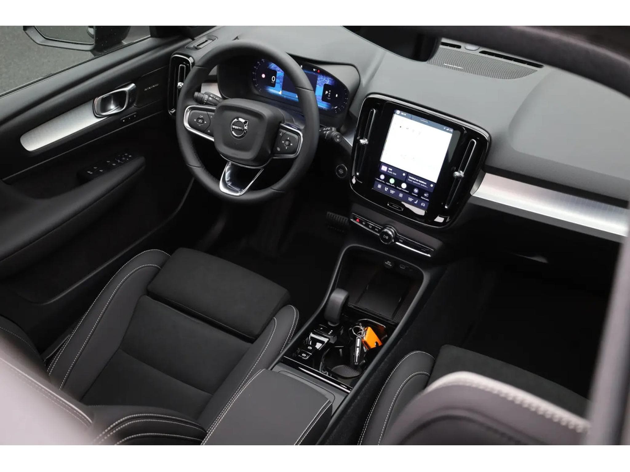 Volvo XC40 2.0 B4 MHD 197 Black Edition (2026) - Photo 12