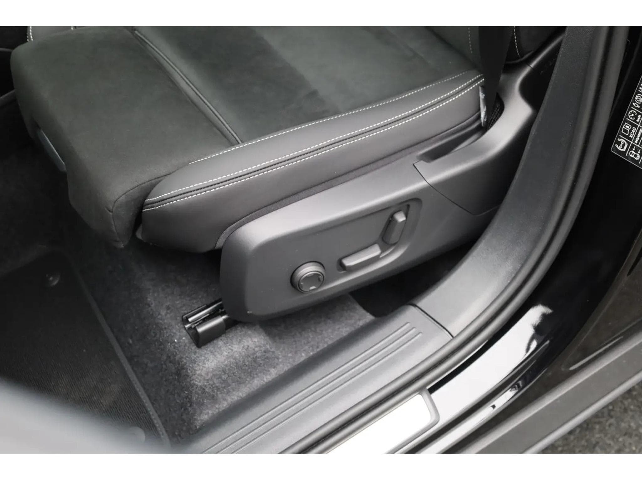 Volvo XC40 2.0 B4 MHD 197 Black Edition (2026) - Photo 13