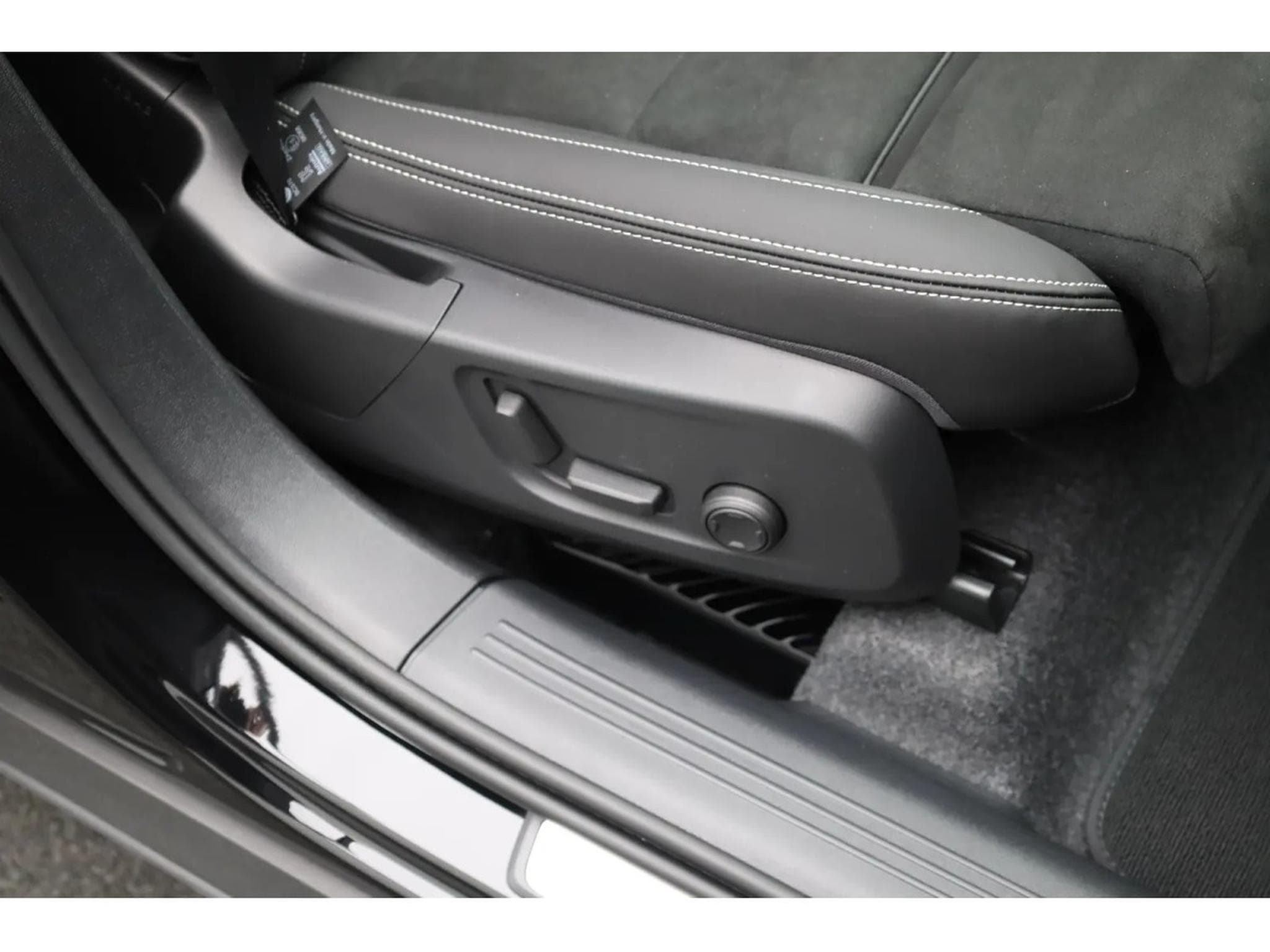 Volvo XC40 2.0 B4 MHD 197 Black Edition (2026) - Photo 15