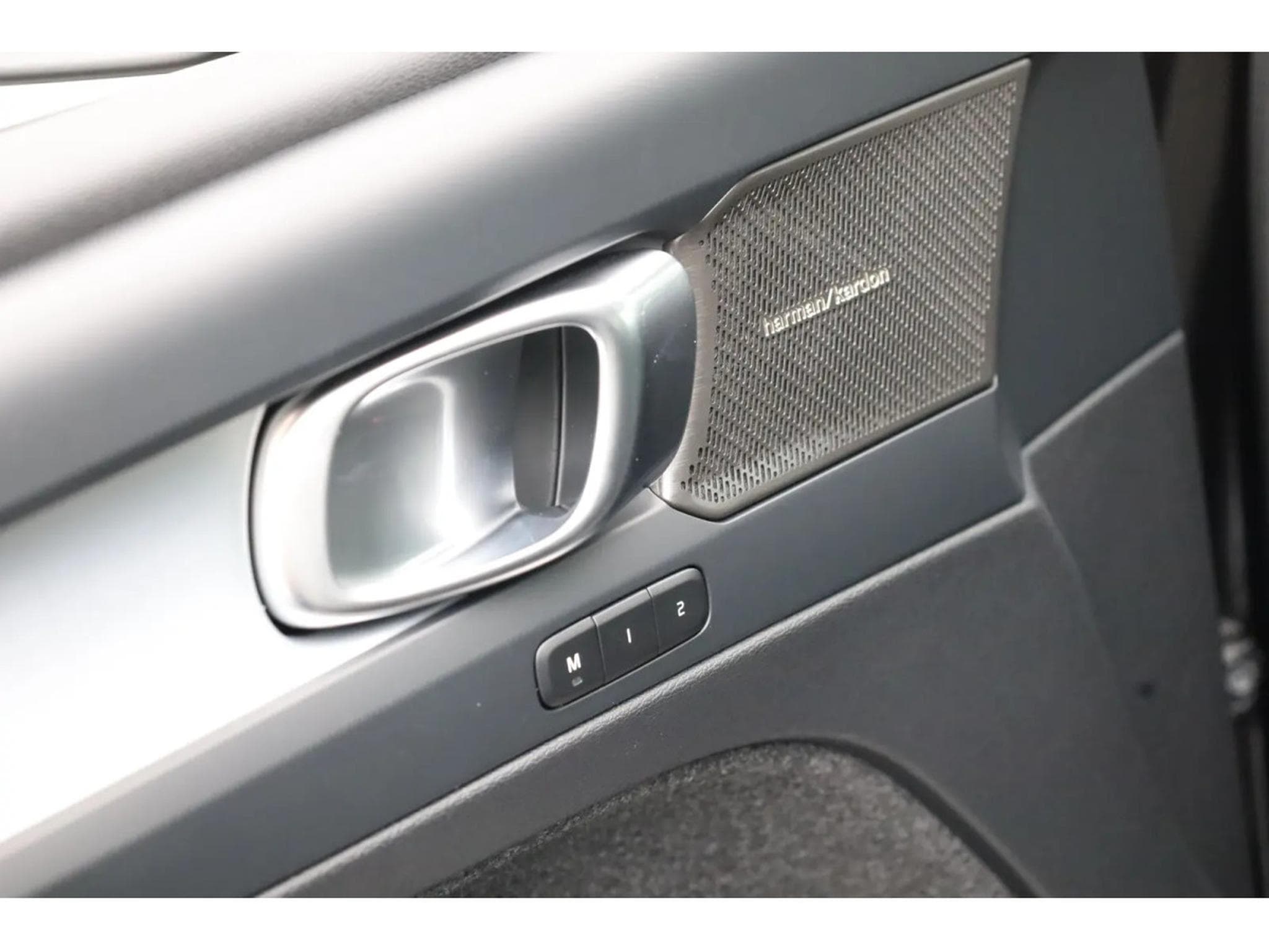 Volvo XC40 2.0 B4 MHD 197 Black Edition (2026) - Photo 18