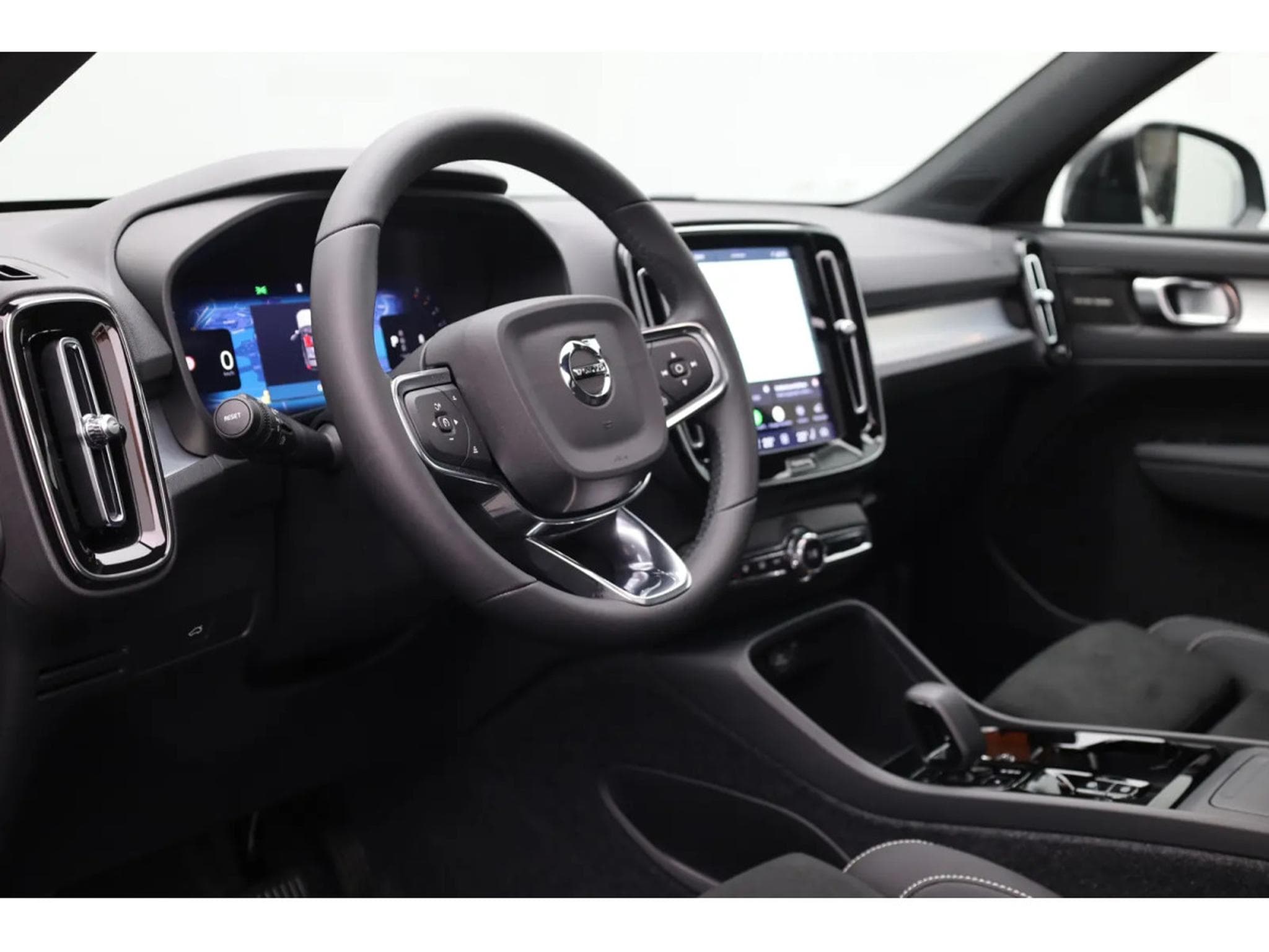 Volvo XC40 2.0 B4 MHD 197 Black Edition (2026) - Photo 19