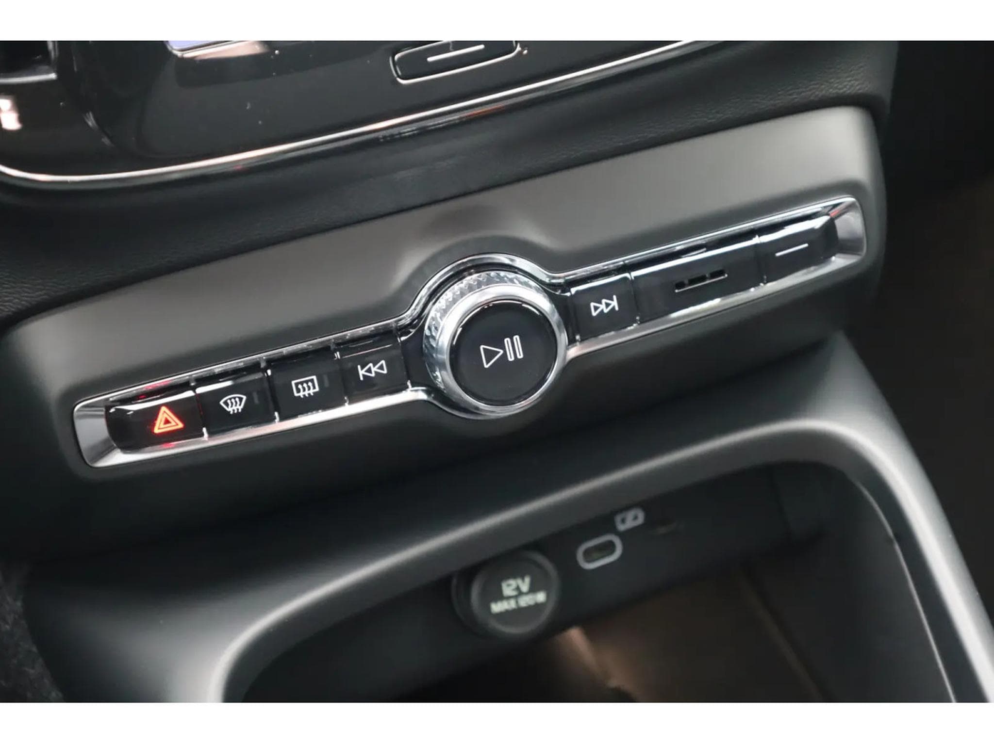Volvo XC40 2.0 B4 MHD 197 Black Edition (2026) - Photo 24