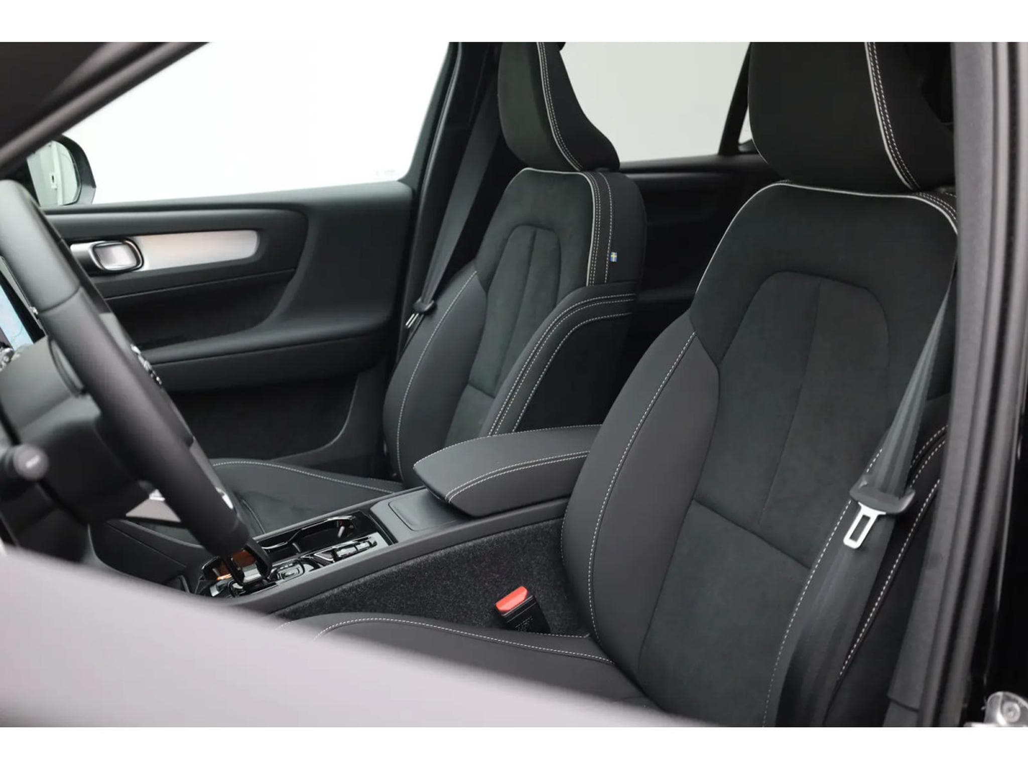 Volvo XC40 2.0 B4 MHD 197 Black Edition (2026) - Photo 7