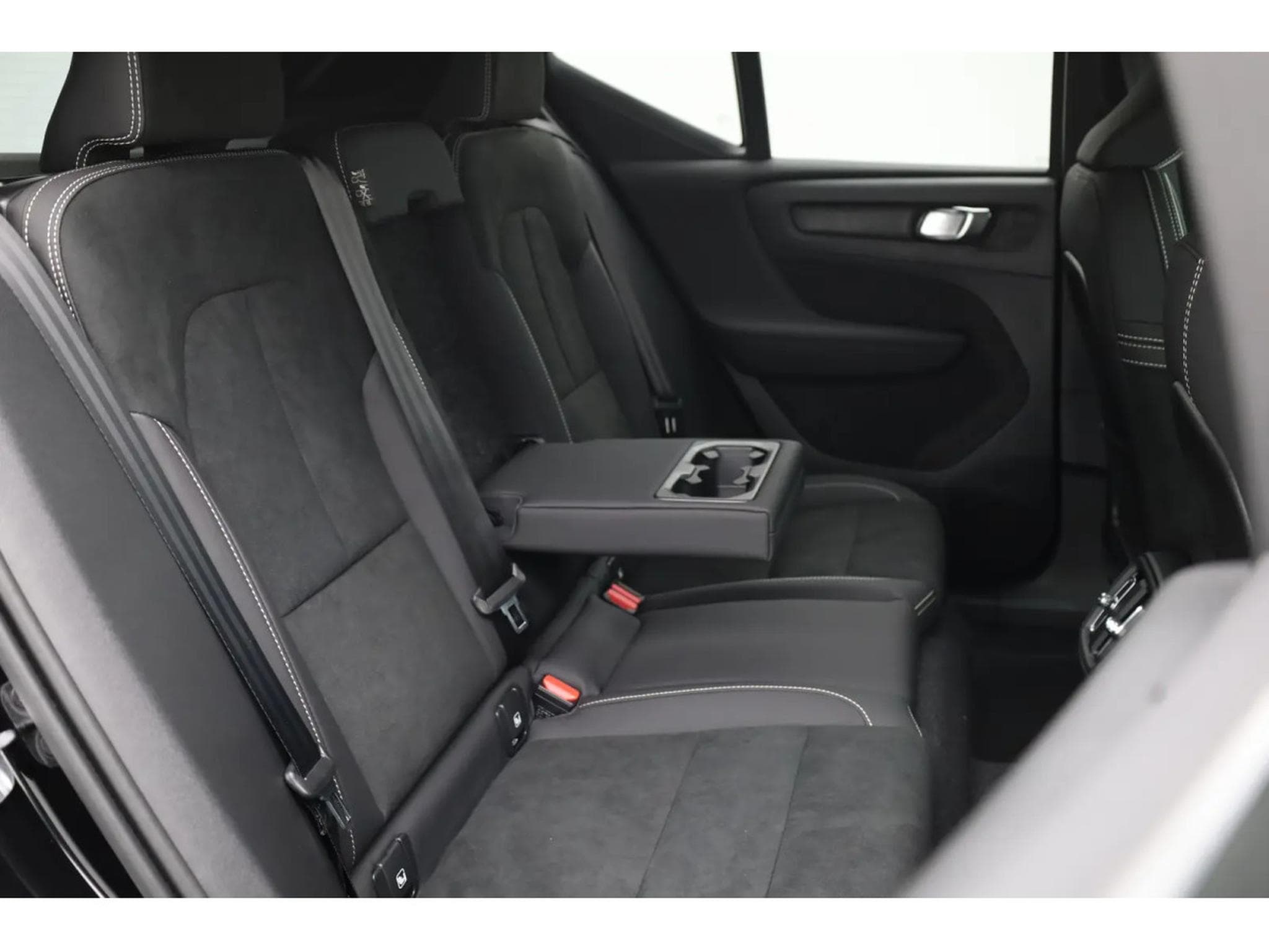 Volvo XC40 2.0 B4 MHD 197 Black Edition (2026) - Photo 8