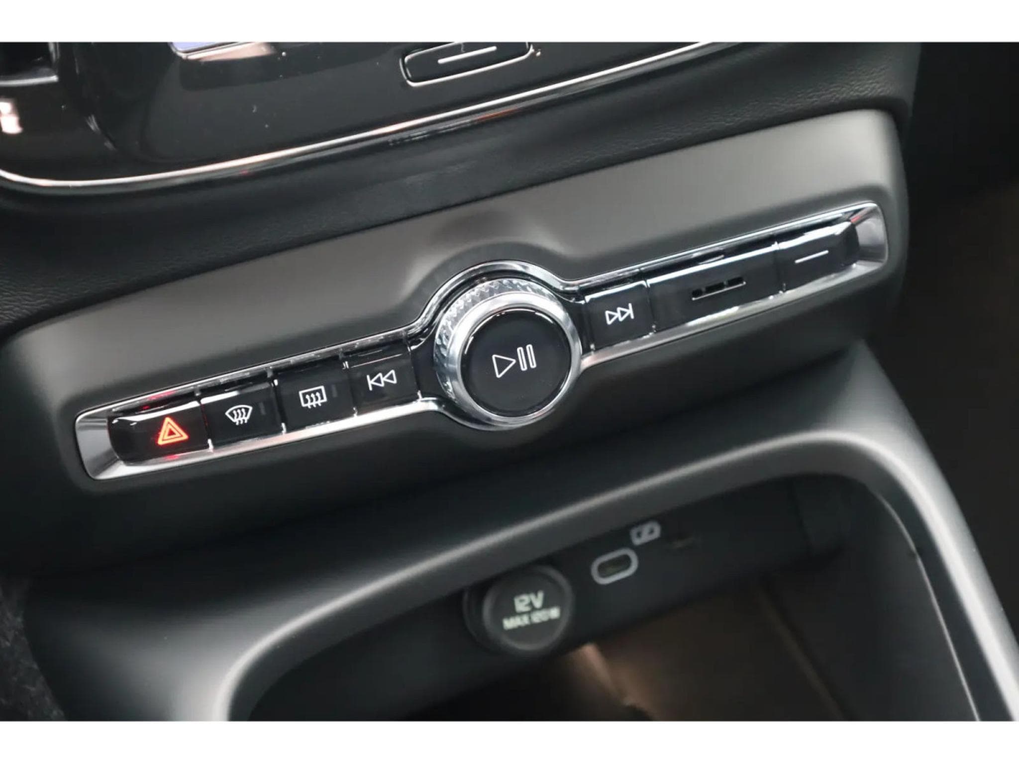 Volvo XC40 2.0 B4 MHD 197 Black Edition (2026) - Photo 25