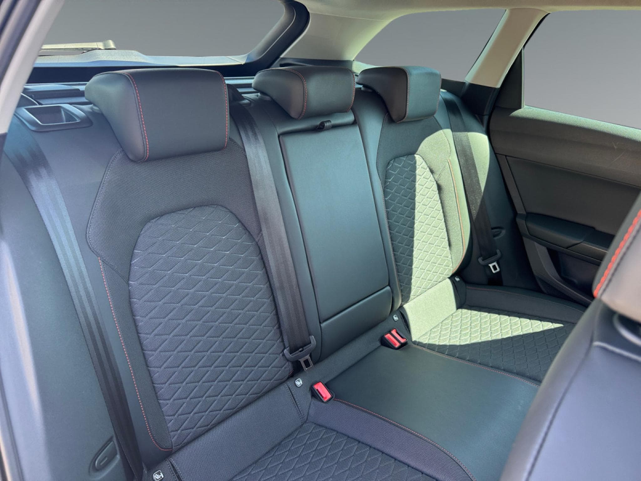 Seat Leon 2.0 CR TDi FR DPF DSG (2023) - Photo 18