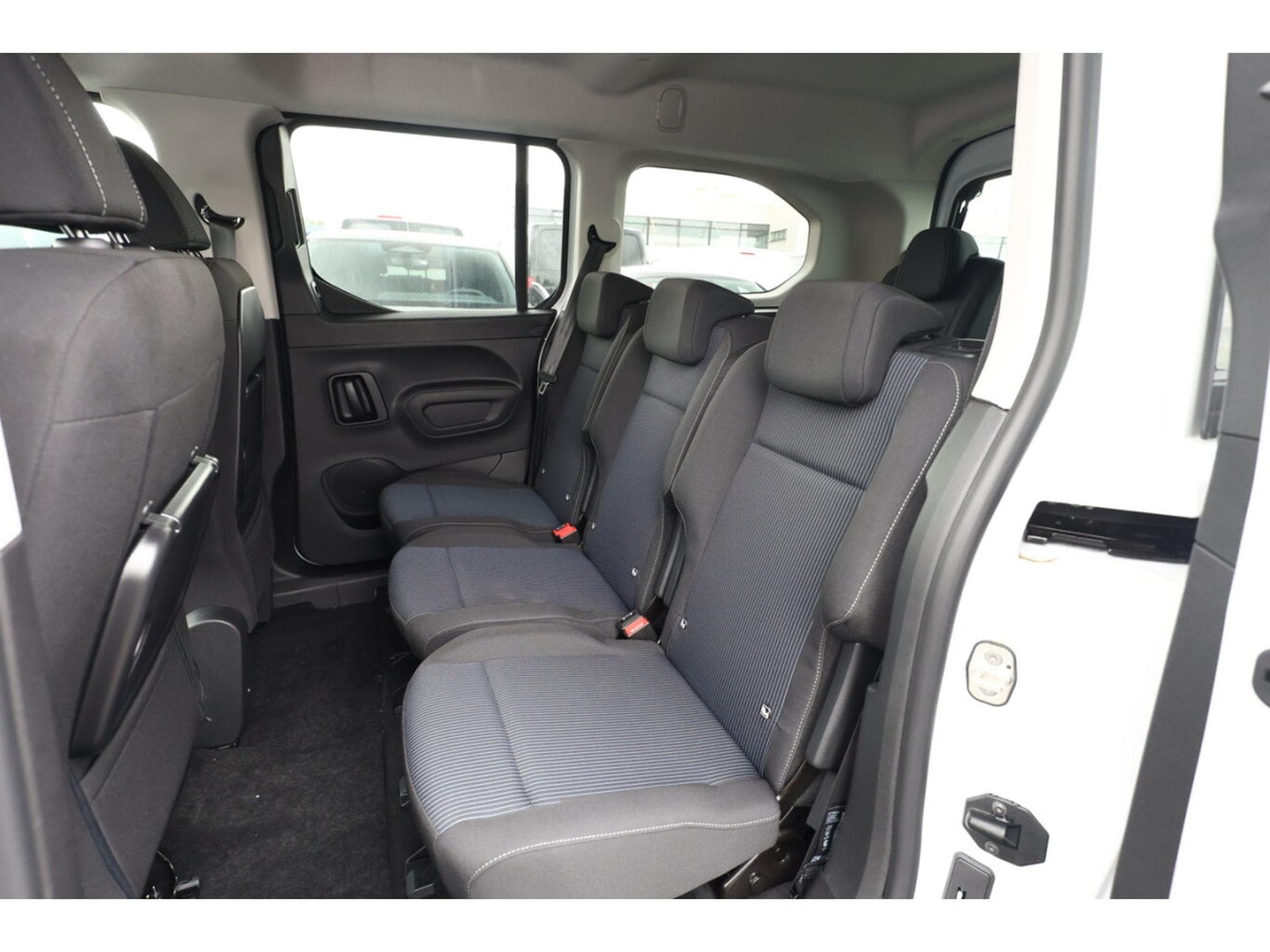 Fiat Doblo 1.5 BlueHDi 130 EAT8 MAXI 7 places (2025) - Photo 6