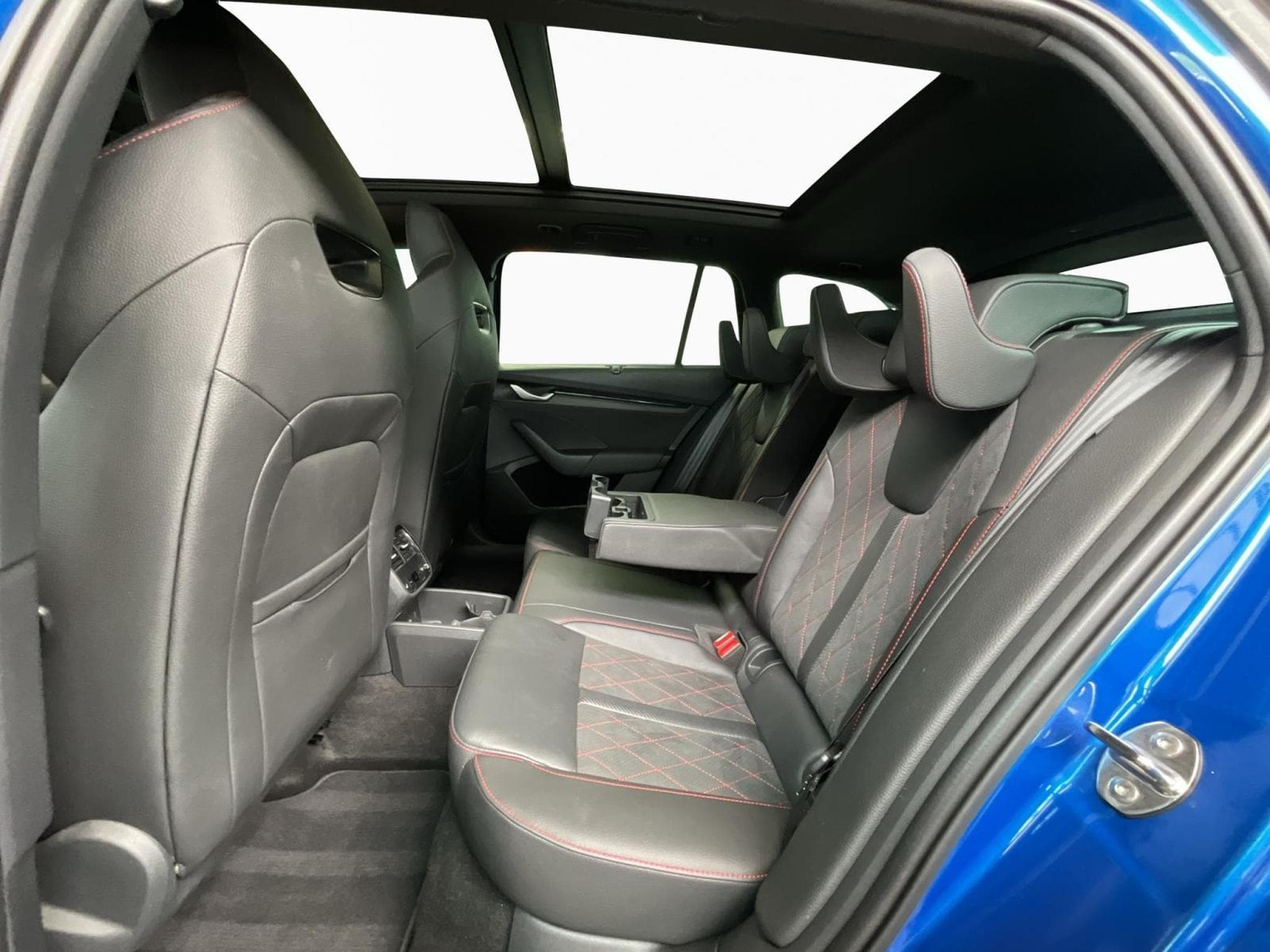 Skoda Octavia RS+DSG+SUEDIA+Pano+Stand-H.+AHK (2025) - Photo 16