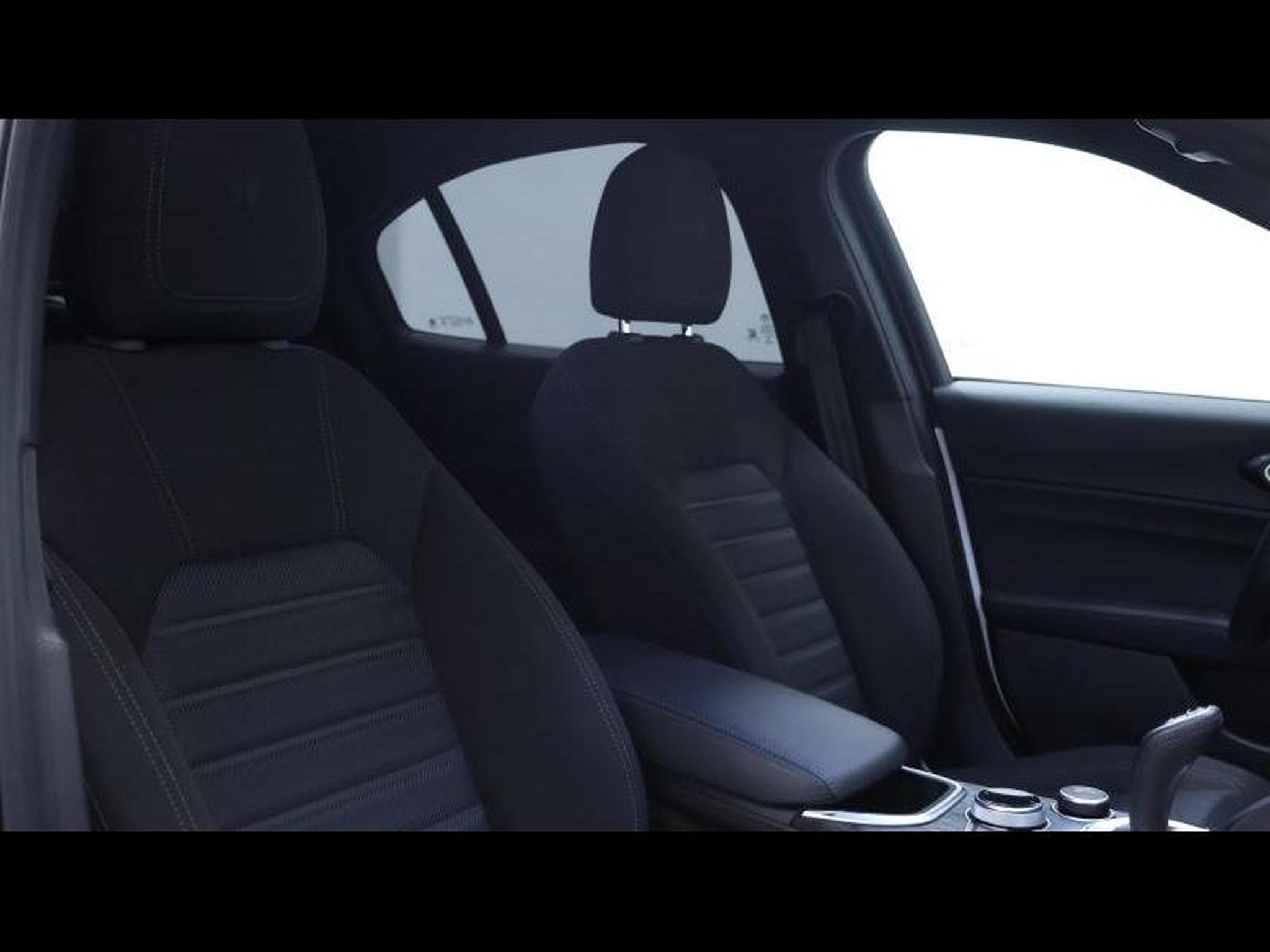 Alfa-Romeo Giulia 2.2 JTD 160 Auto (2022) - Foto 12