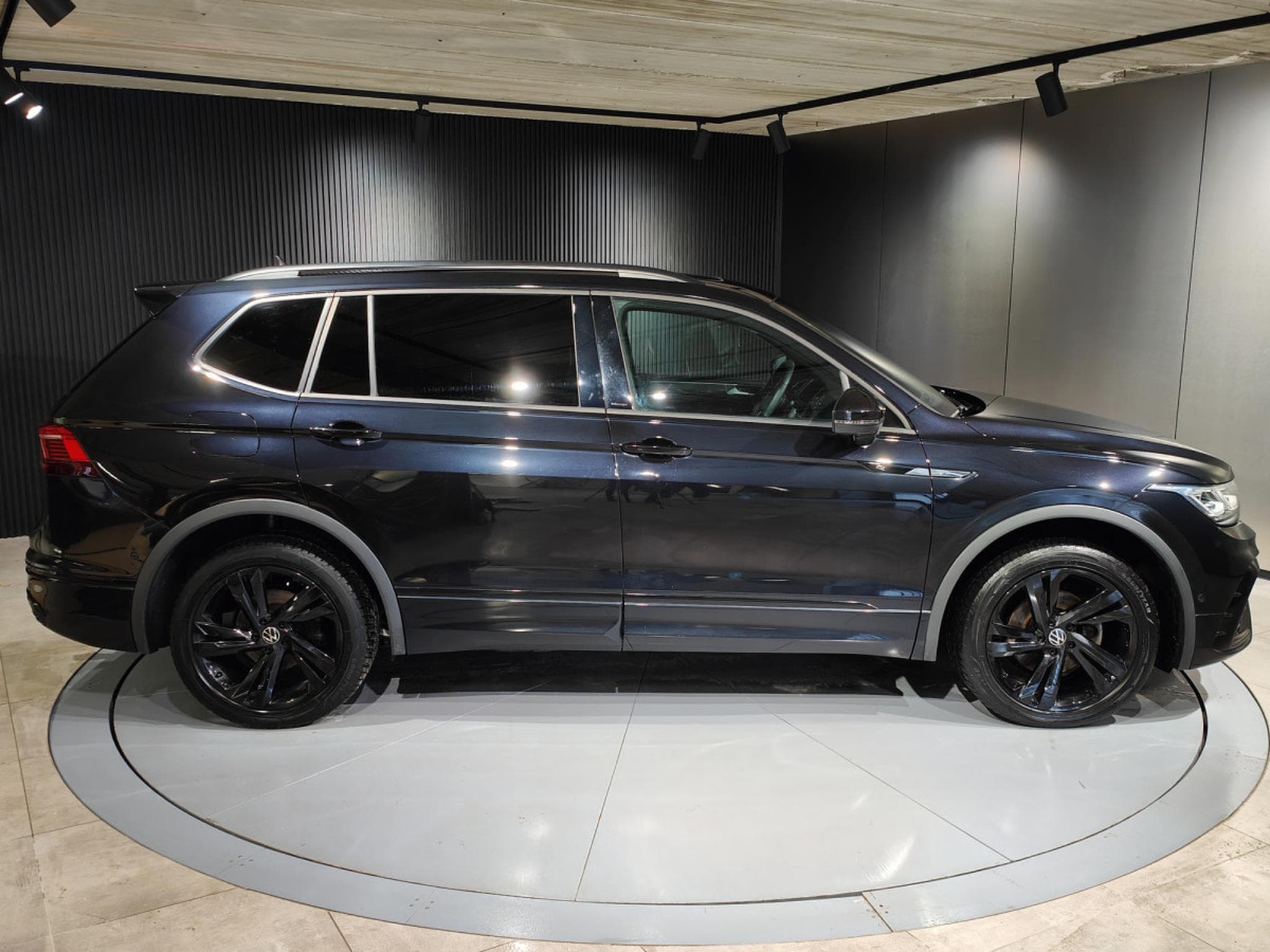 VW Tiguan 2.0 TDI R-LINE DSG 7PLACES CARPLAY TOIT OUV CUIR CAMERA ATTE (2022) - Foto 2