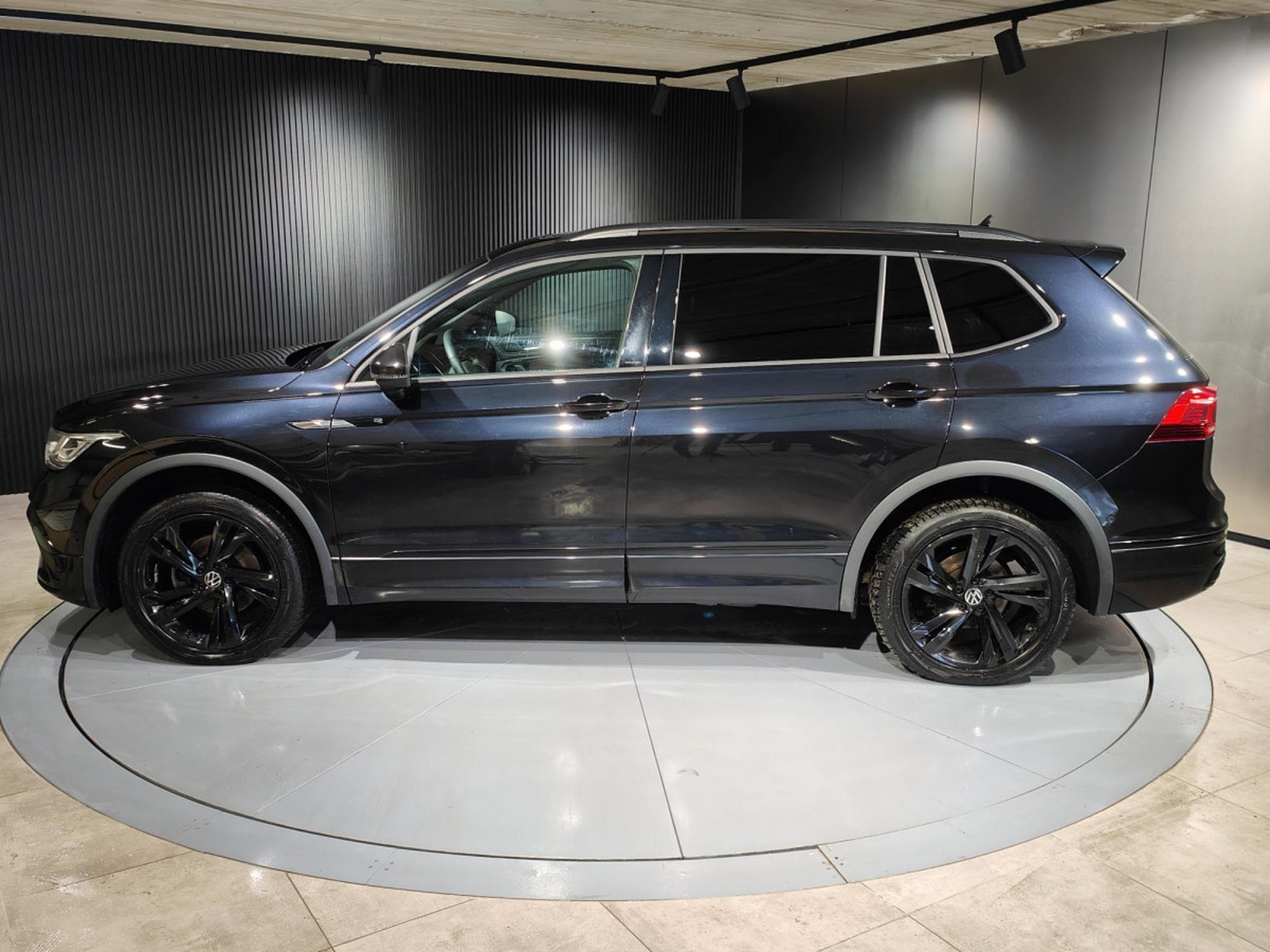 VW Tiguan 2.0 TDI R-LINE DSG 7PLACES CARPLAY TOIT OUV CUIR CAMERA ATTE (2022) - Foto 5