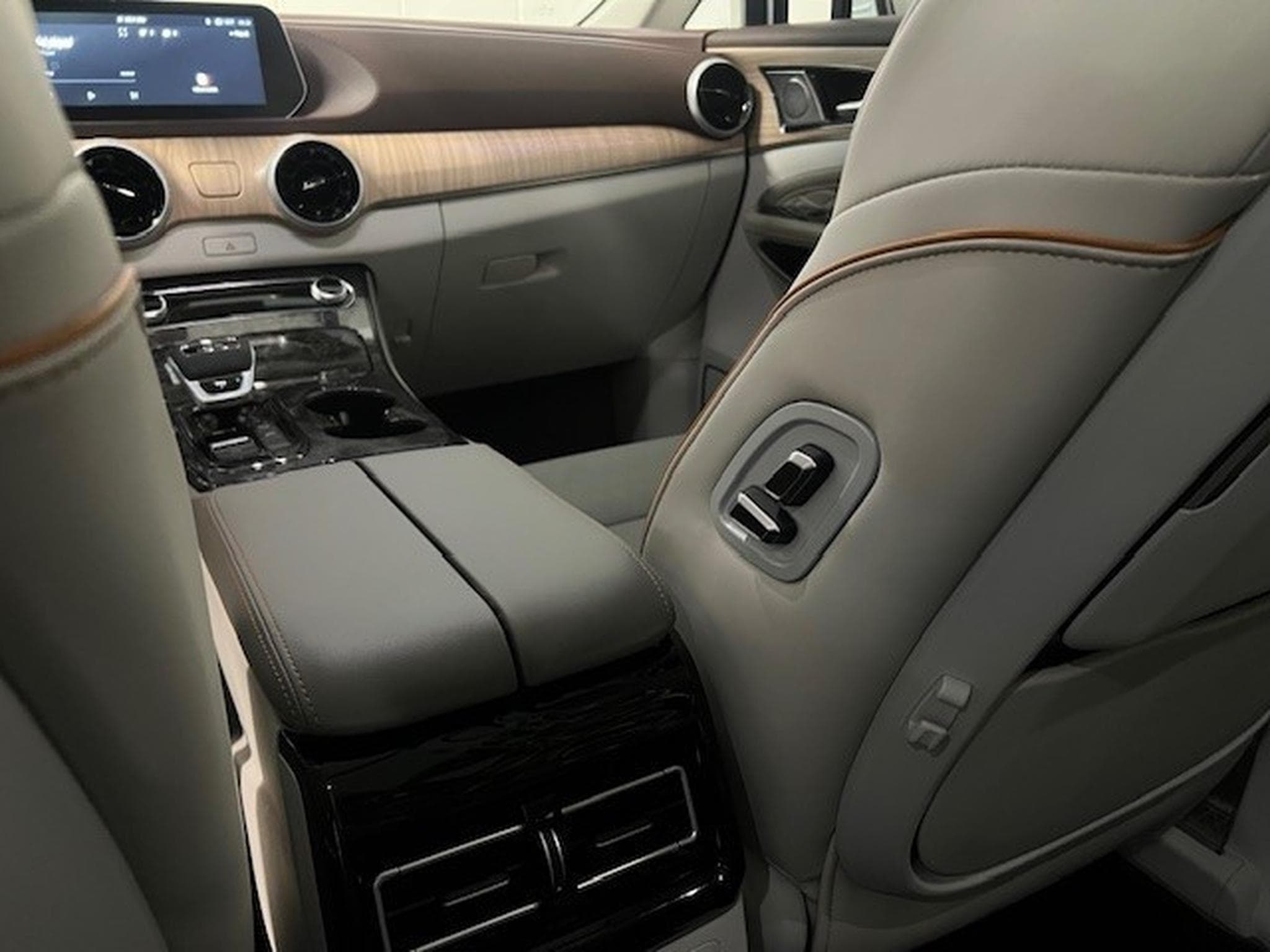 Forthing U-Tour 1.5 T-GDI PREMIUM AUT 7 PLACES (2024) - Foto 12