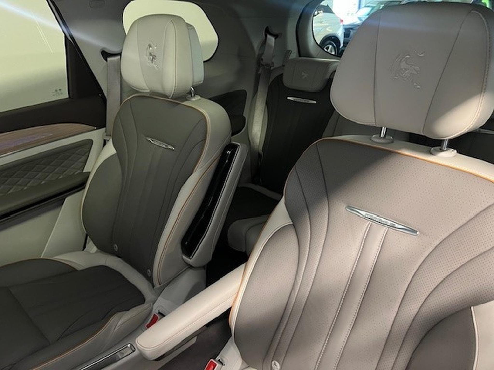 Forthing U-Tour 1.5 T-GDI PREMIUM AUT 7 PLACES (2024) - Foto 6