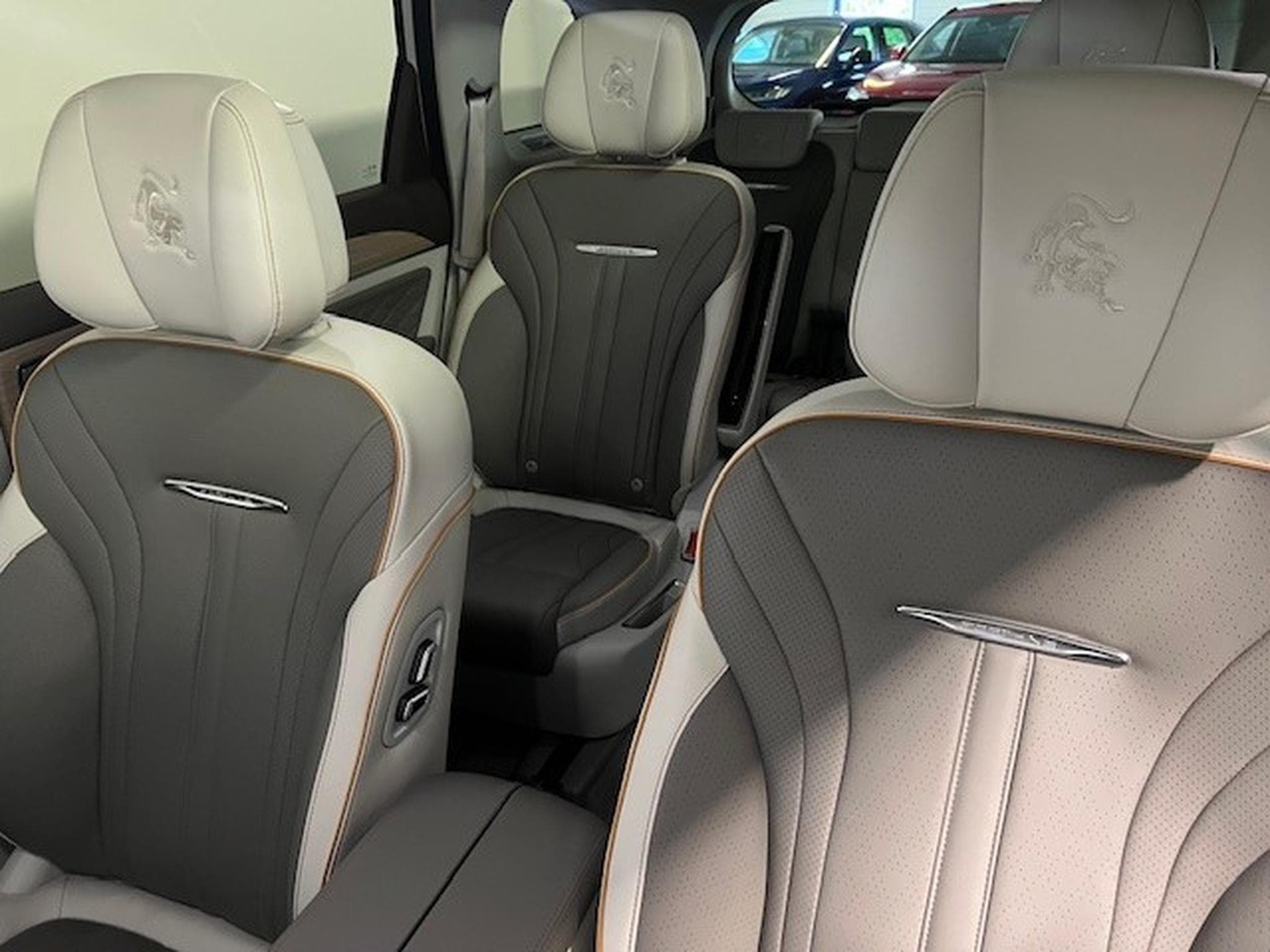 Forthing U-Tour 1.5 T-GDI PREMIUM AUT 7 PLACES (2024) - Foto 8