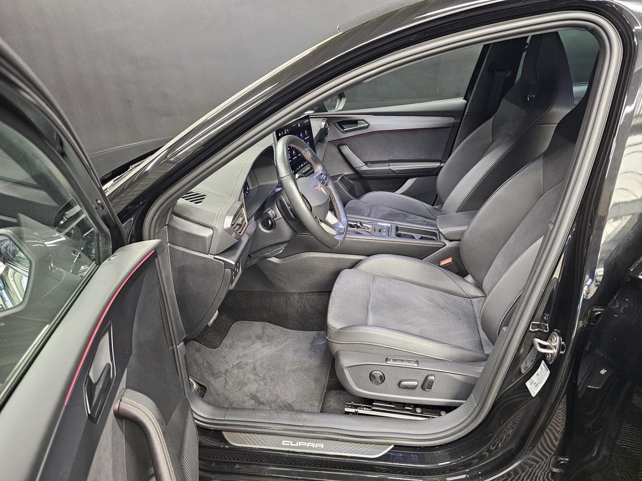 Cupra Leon VZ 2.0 TSI 300cv Caméra/App-Connect (2025) - Foto 14