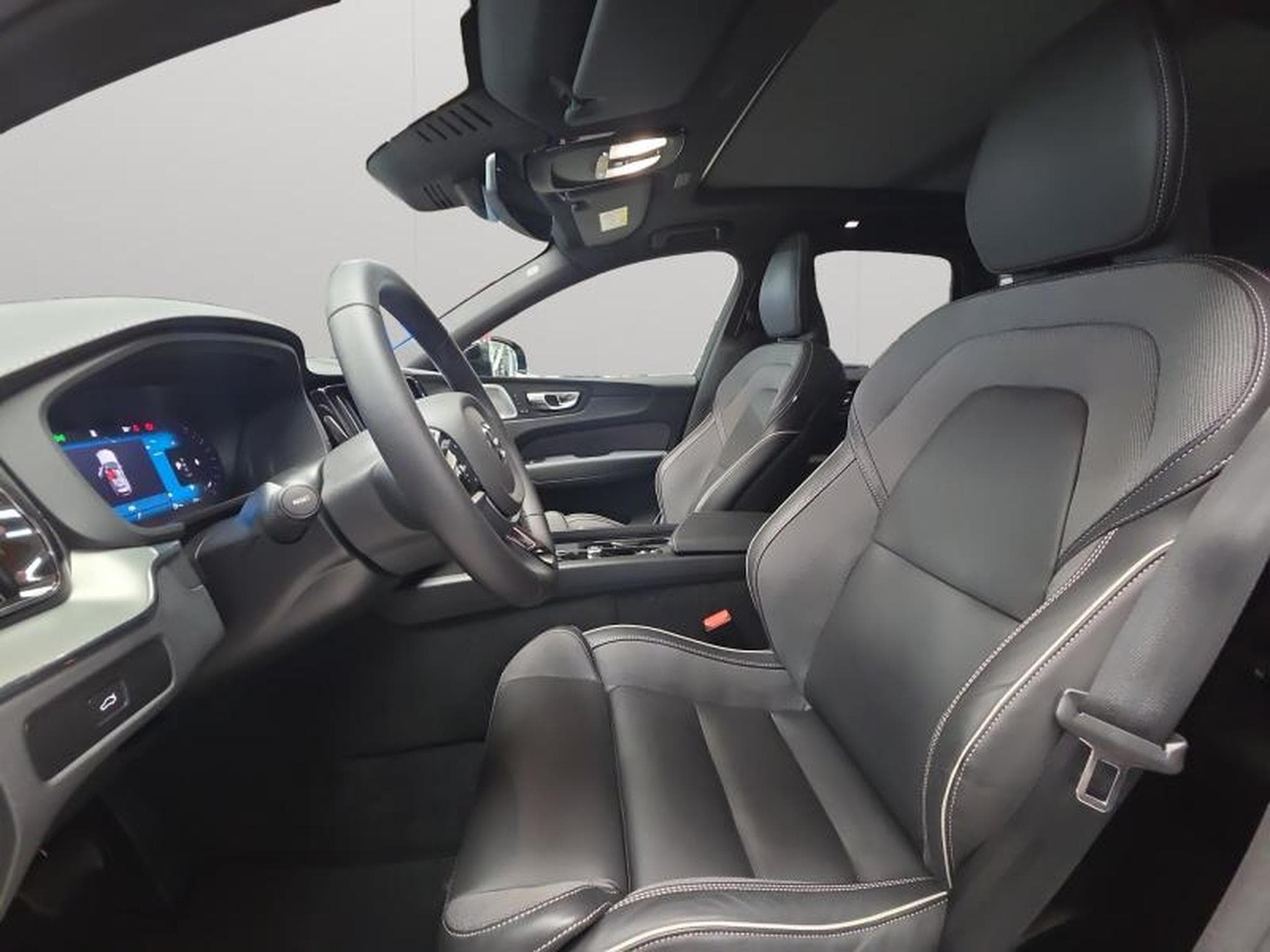 Volvo XC60 B5 AWD Ultra Dark / Essence (2025) - Foto 11
