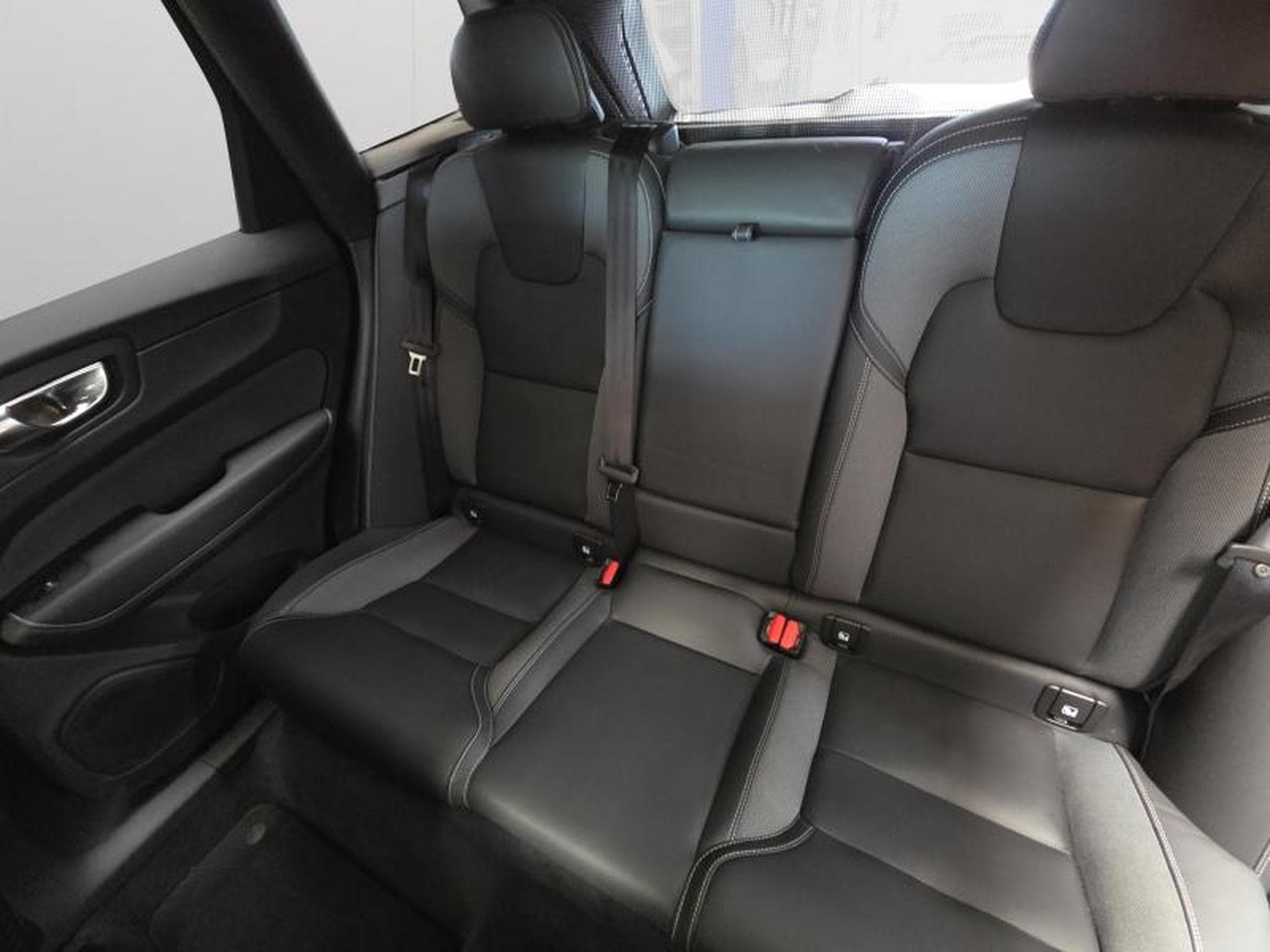 Volvo XC60 B5 AWD Ultra Dark / Essence (2025) - Foto 14