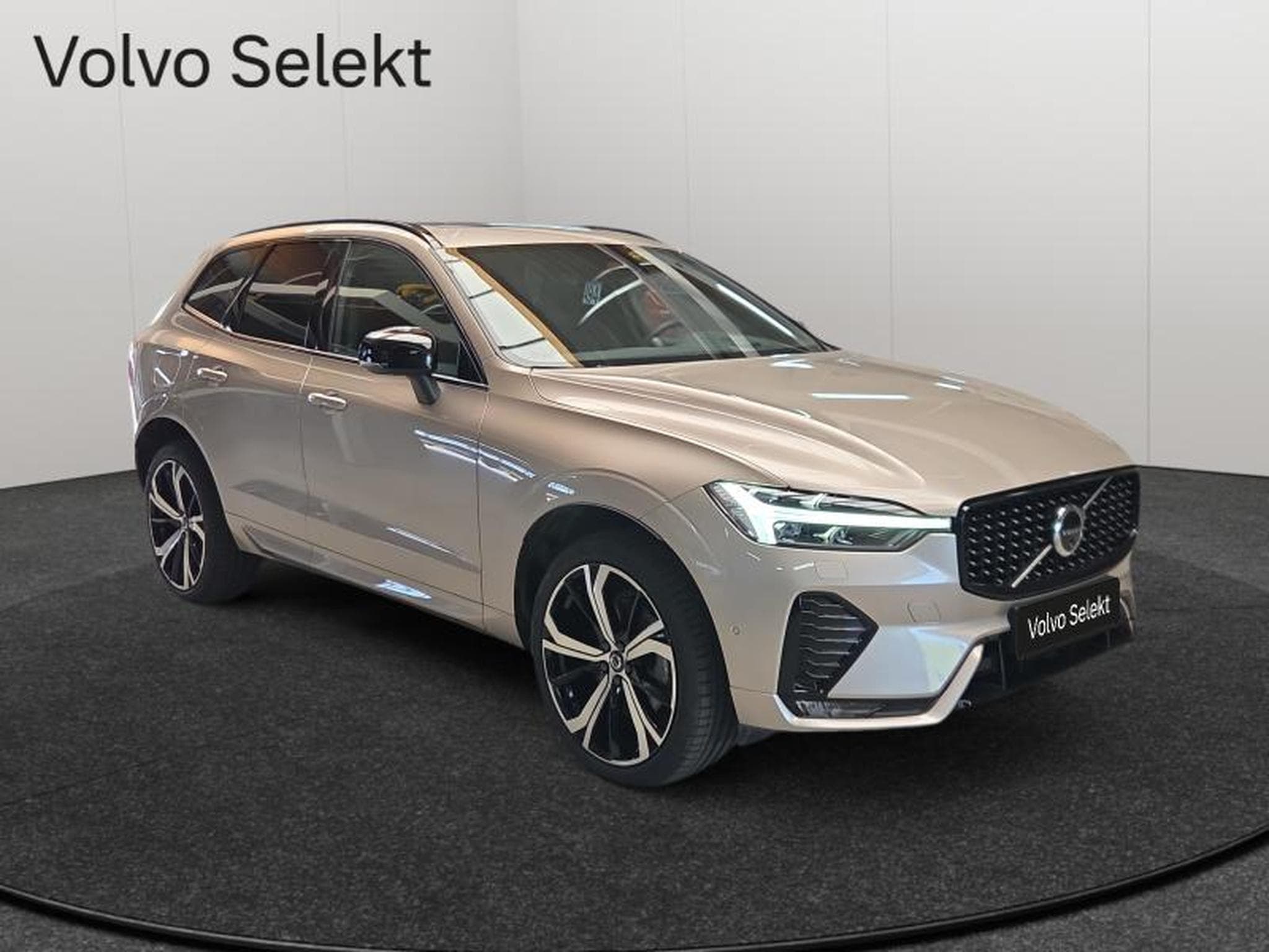 Volvo XC60 B5 AWD Ultra Dark / Essence (2025) - Foto 18