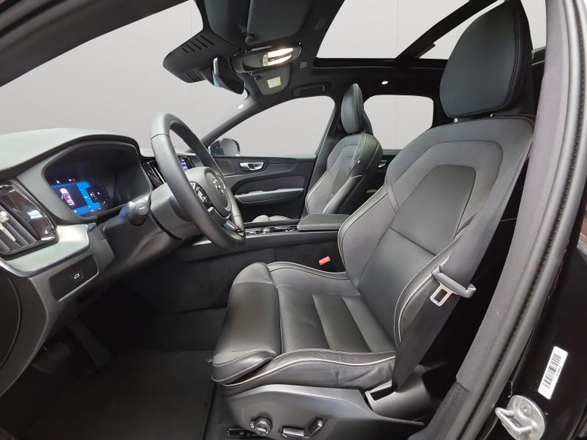 Volvo XC60 B5 AWD Plus Dark / Essence (2025) - Foto 11