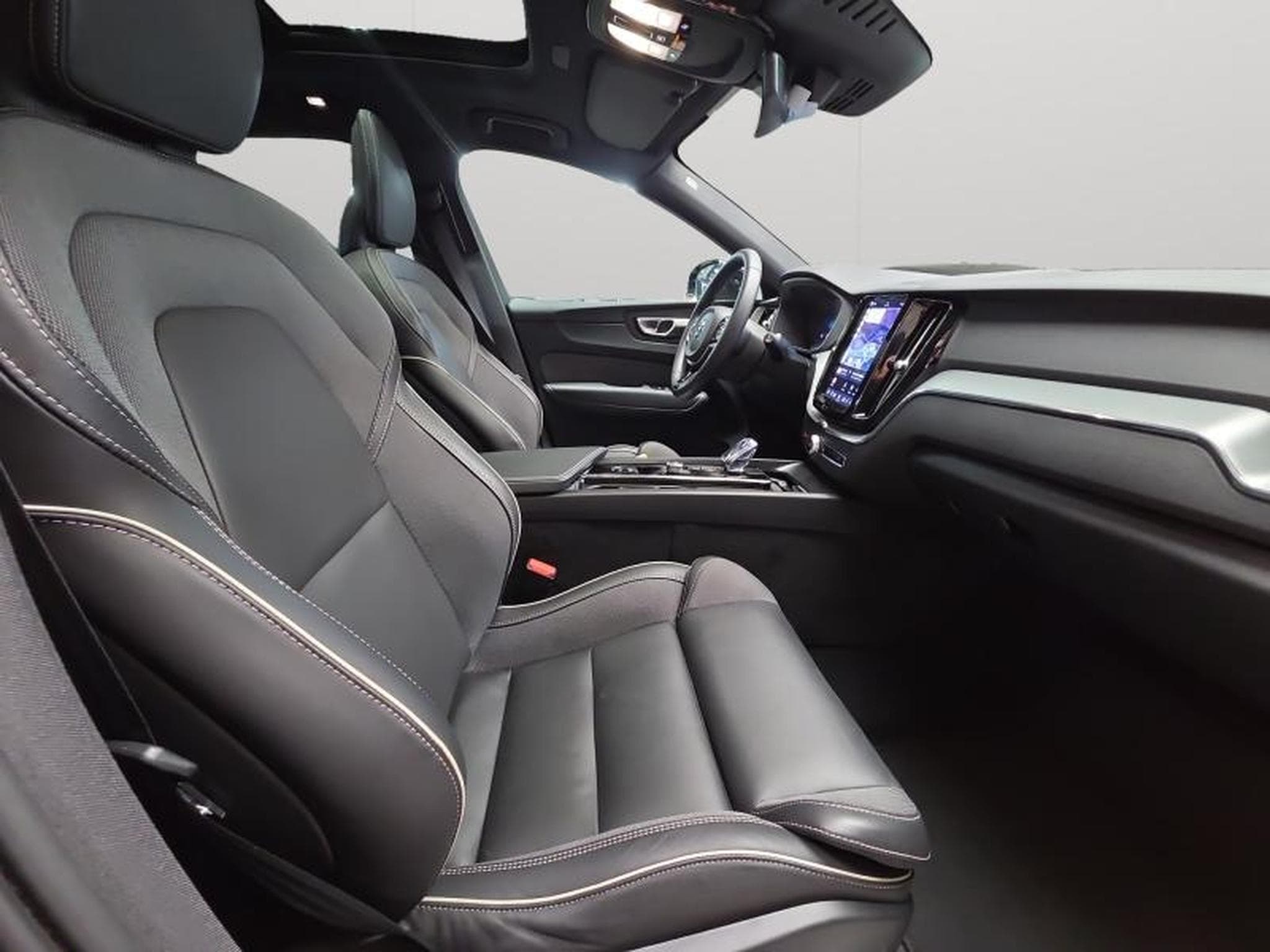 Volvo XC60 B5 AWD Plus Dark / Essence (2025) - Foto 13