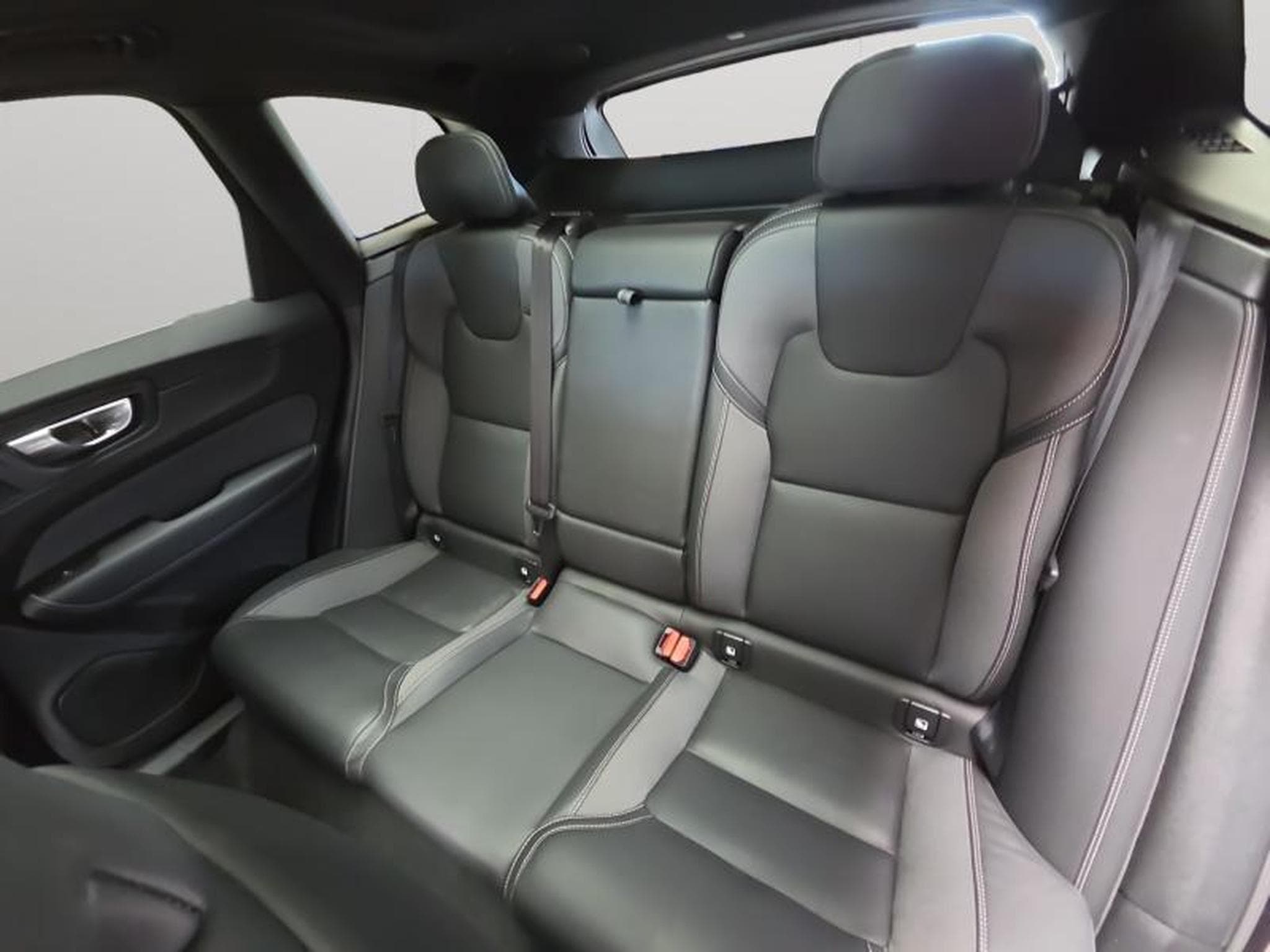 Volvo XC60 B5 AWD Plus Dark / Essence (2025) - Foto 14